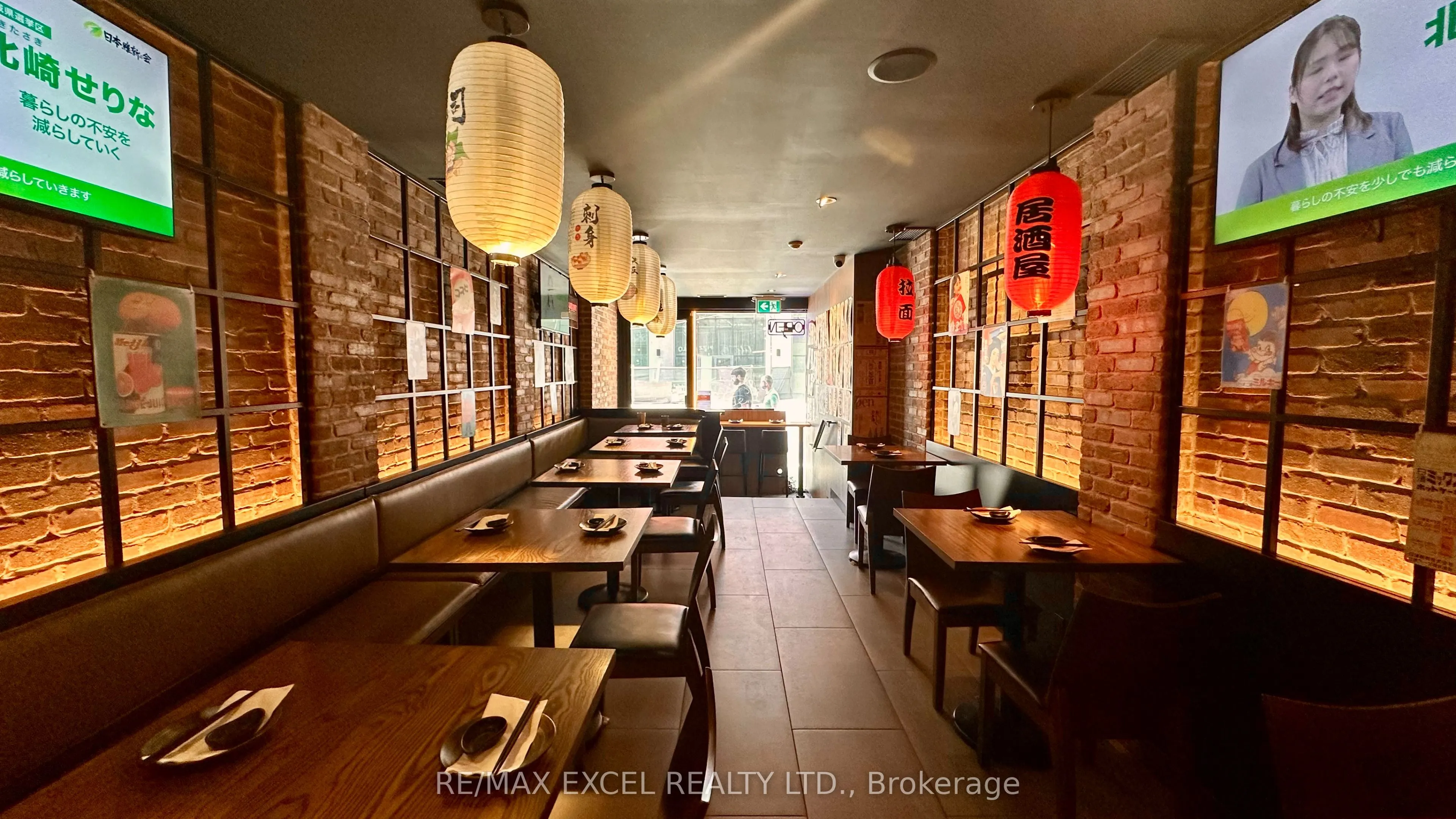 285 Dundas Street W