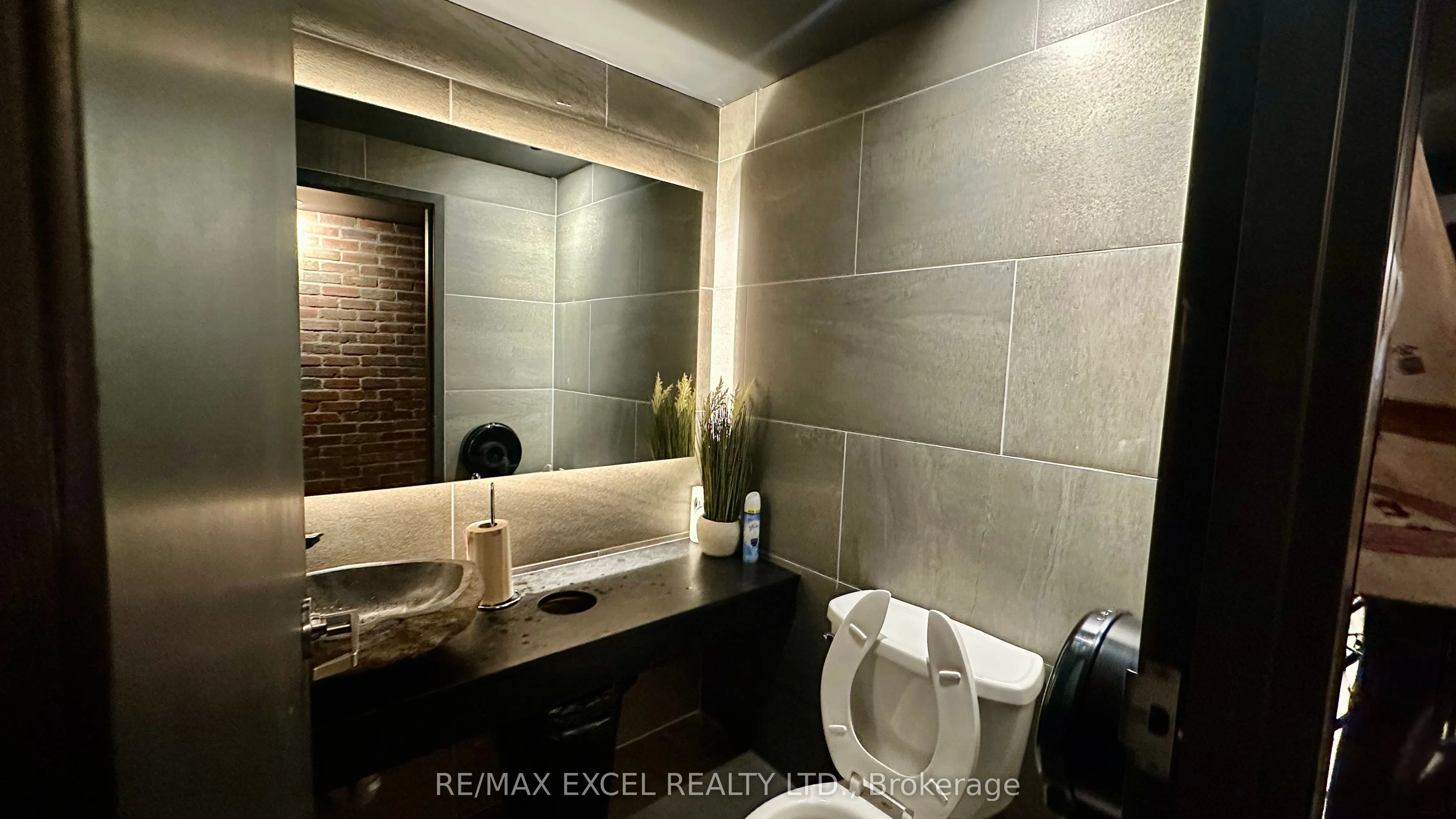 285 Dundas Street W