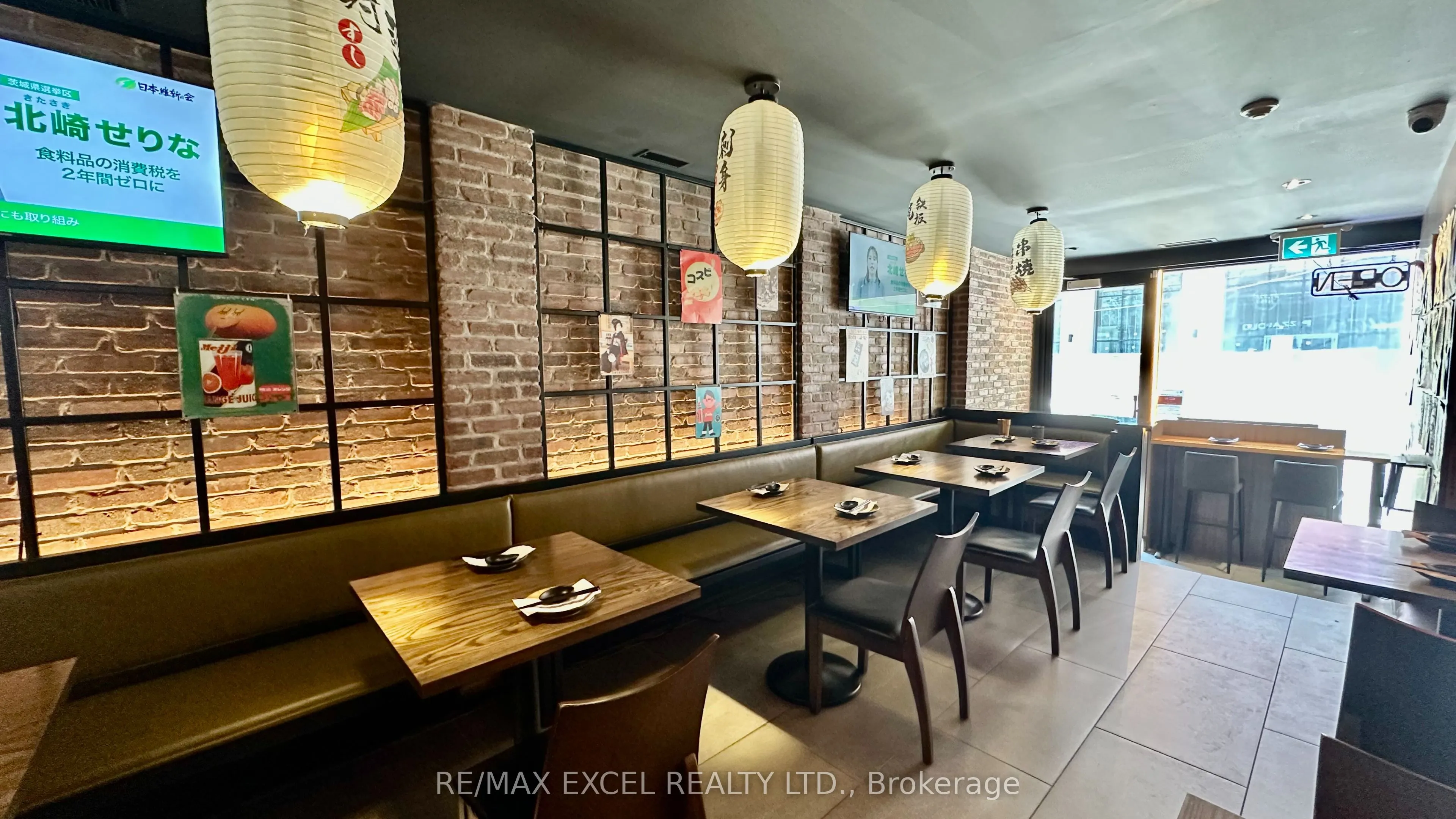 285 Dundas Street W