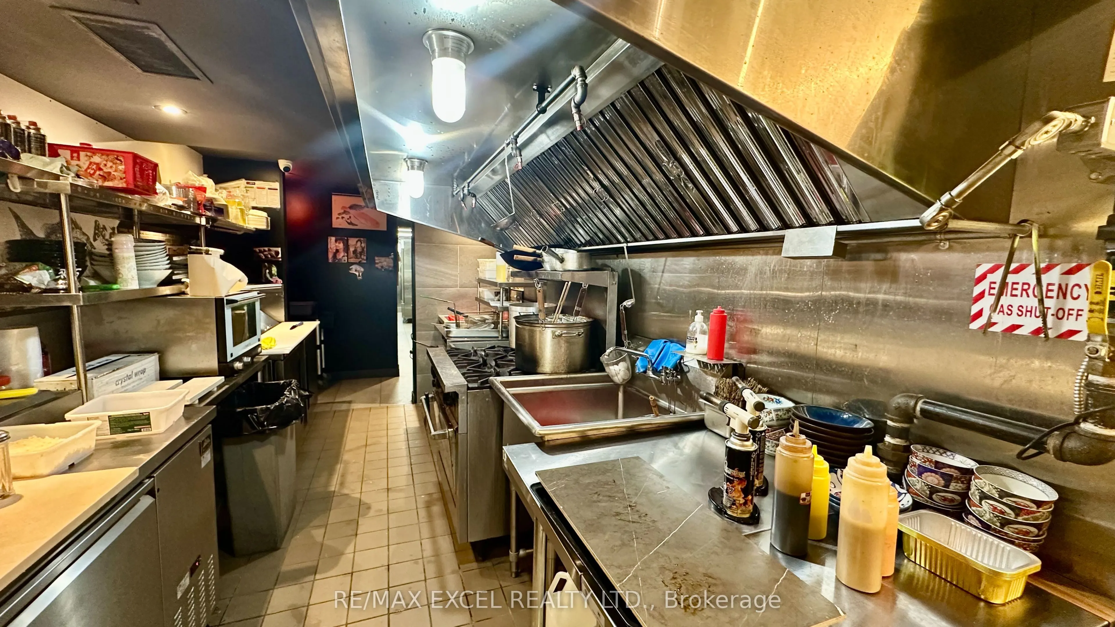 285 Dundas Street W