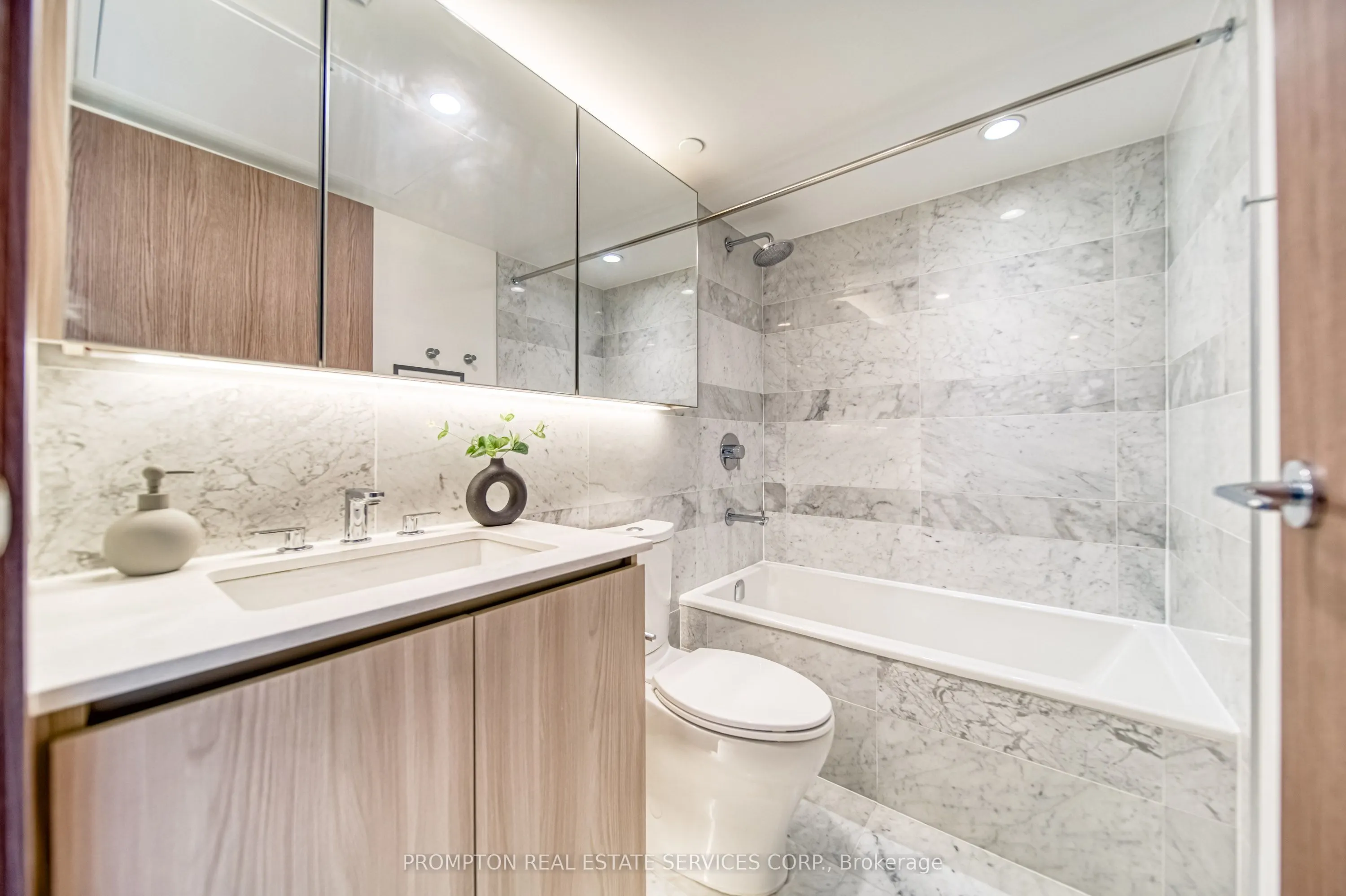 17 Bathurst Street, #612
