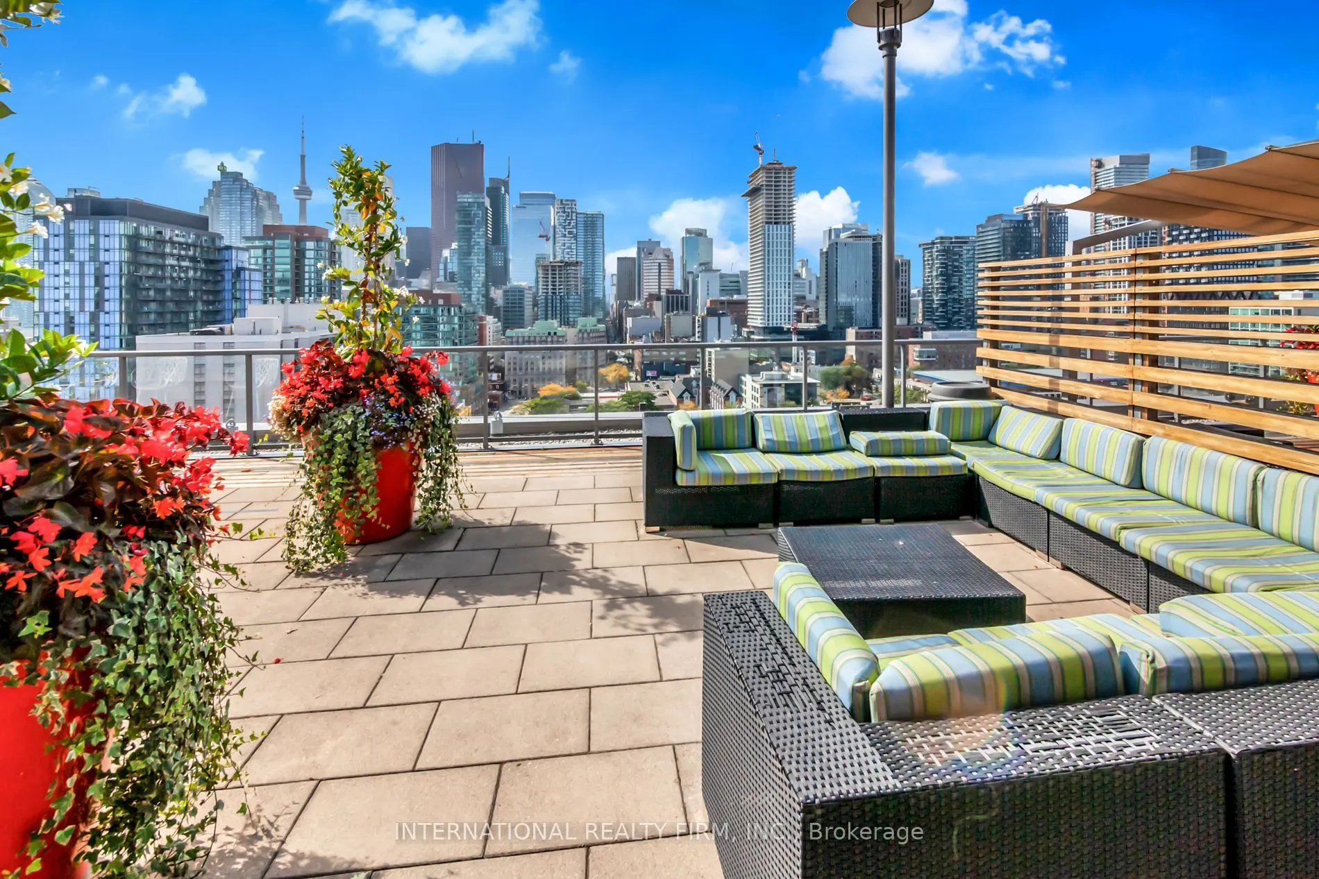 320 Richmond Street E #809