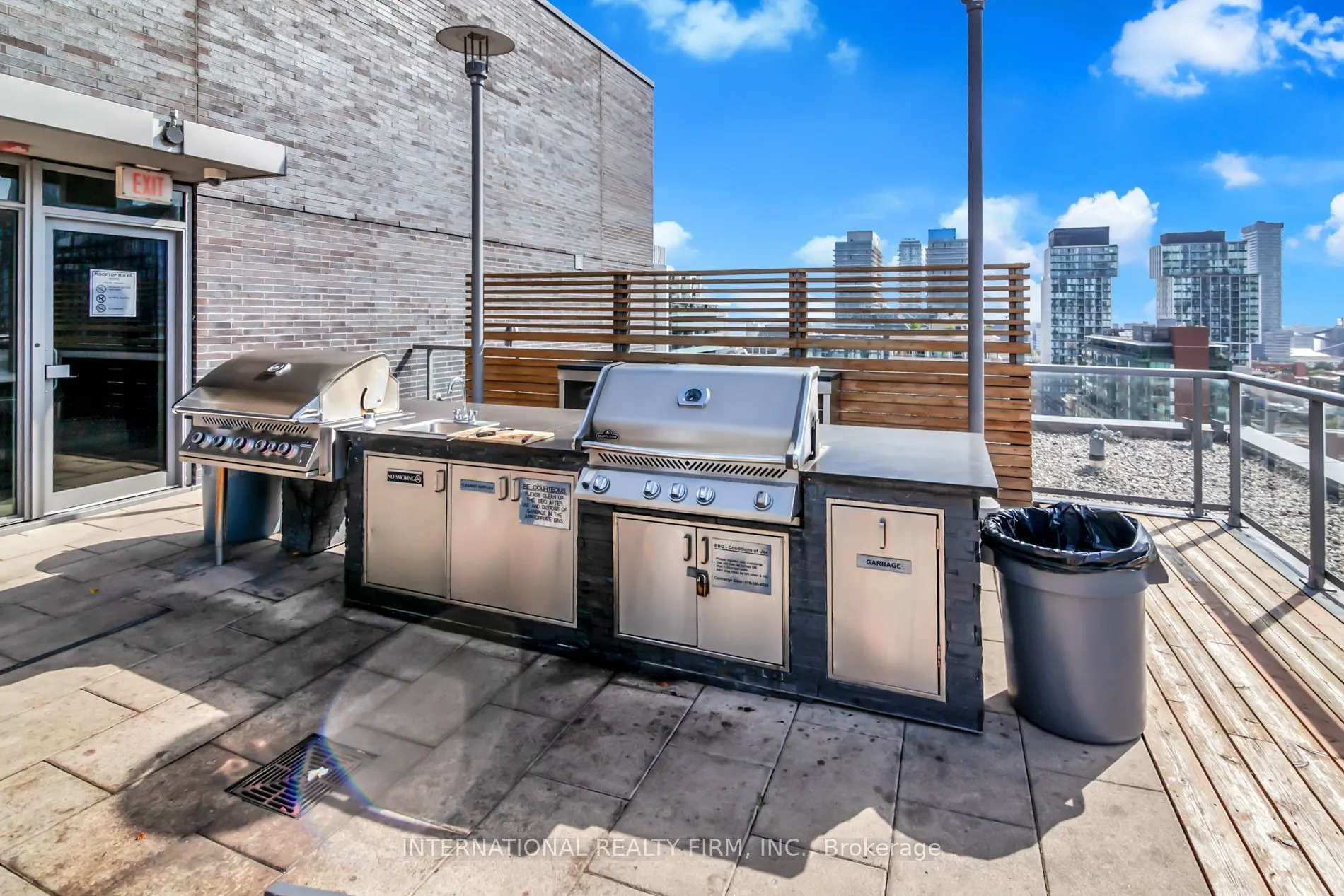 320 Richmond Street E #809