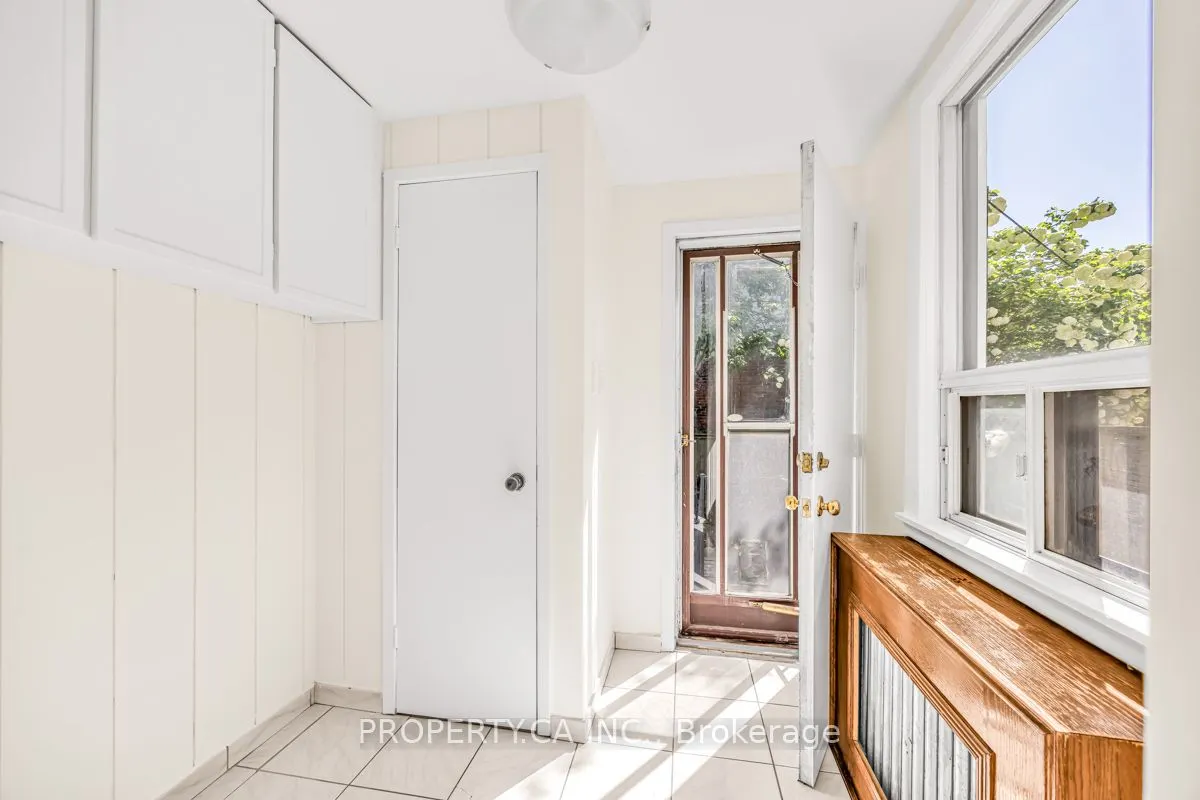 889 Palmerston Avenue