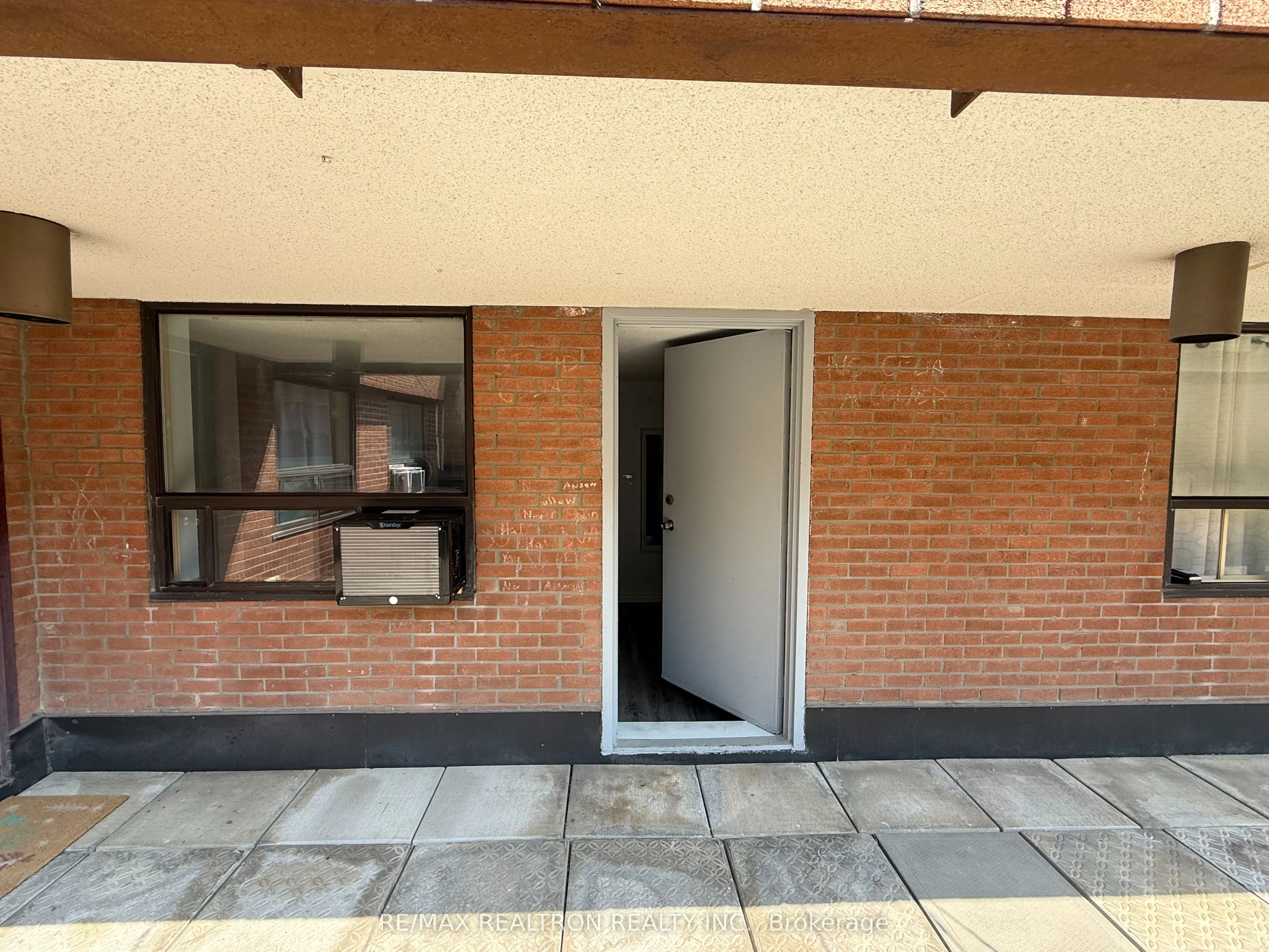 291 Spadina Avenue, #302