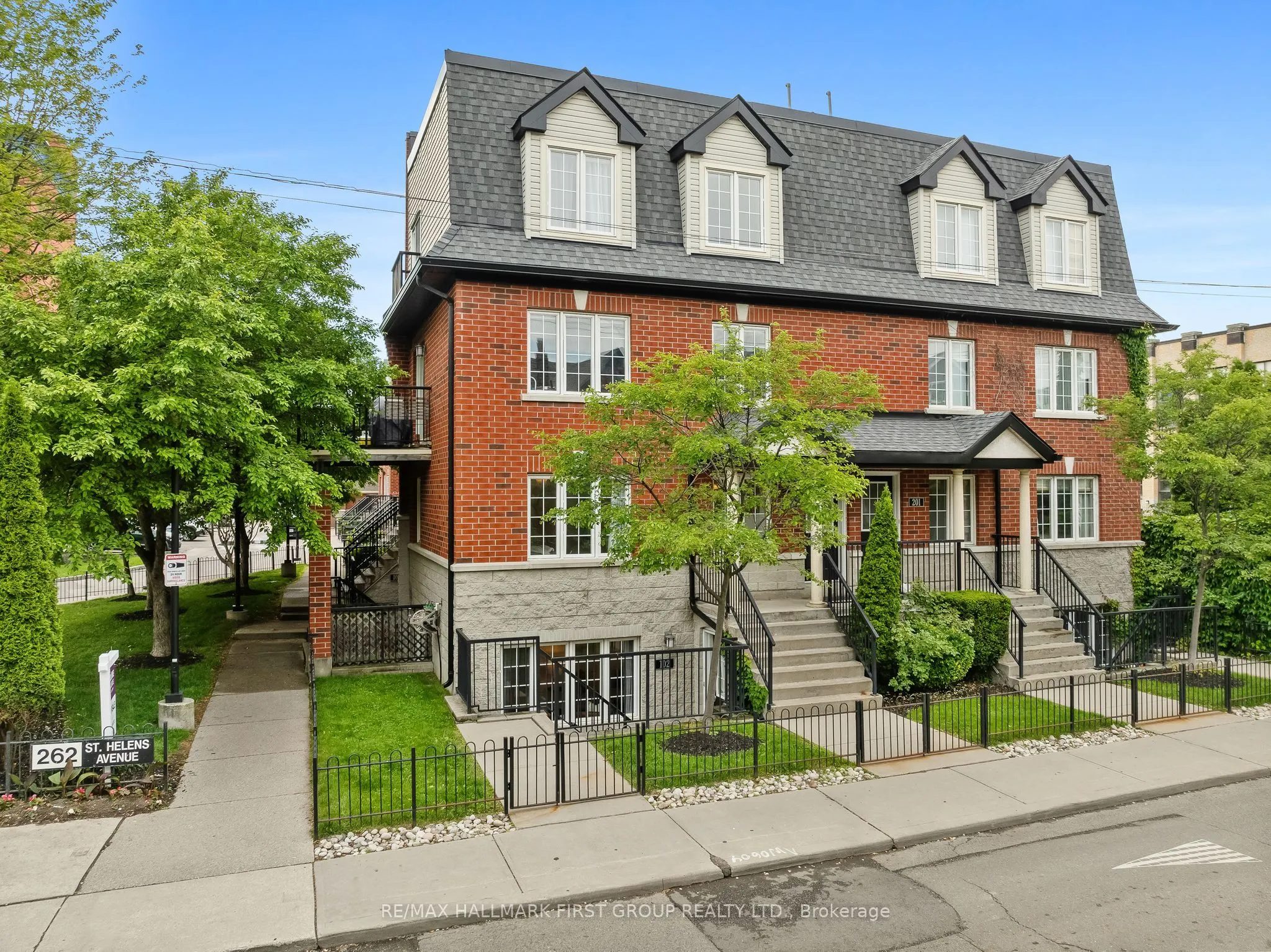 262 St. Helen's Avenue, #102