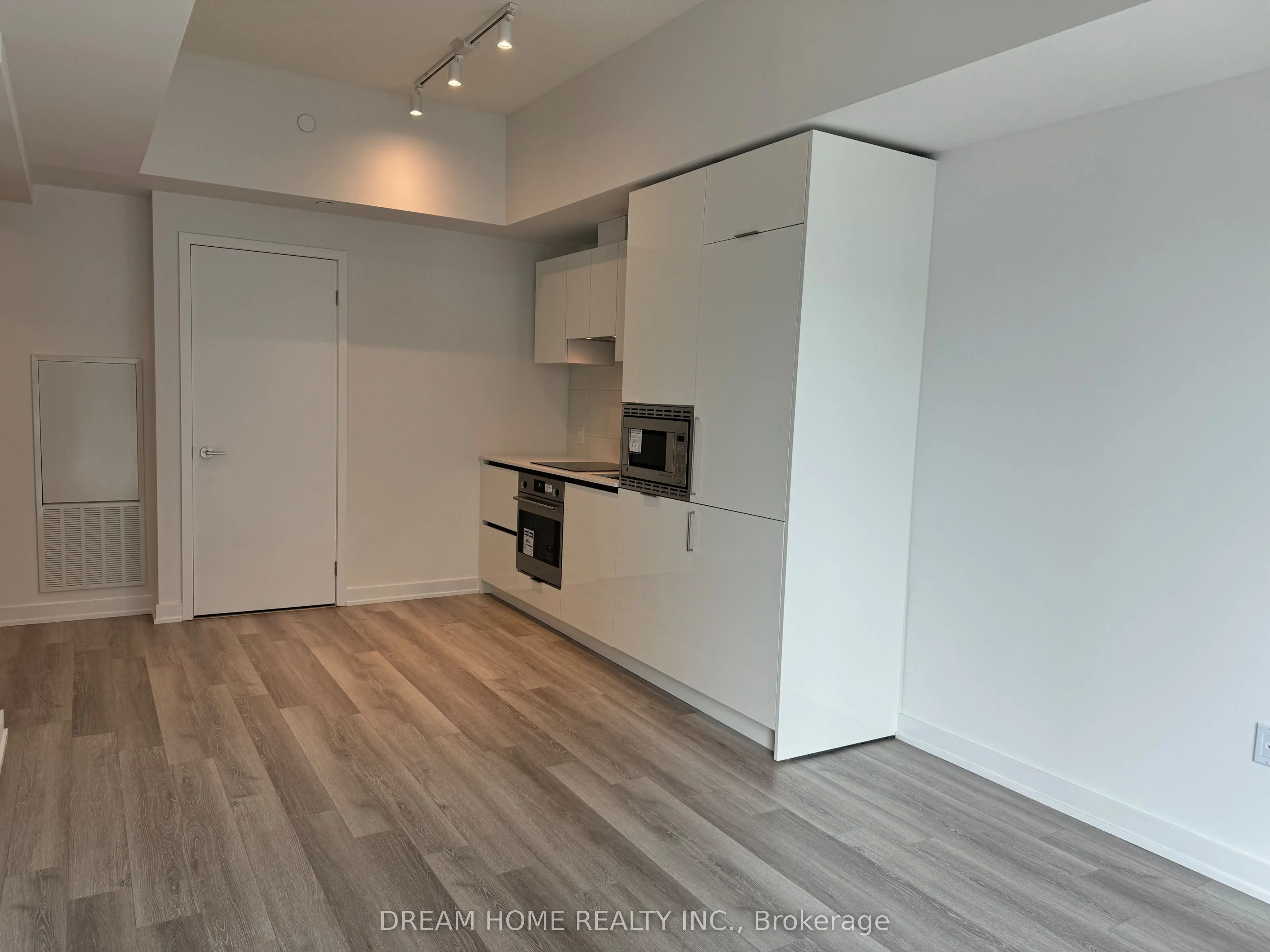 238 Simcoe Street, #1807