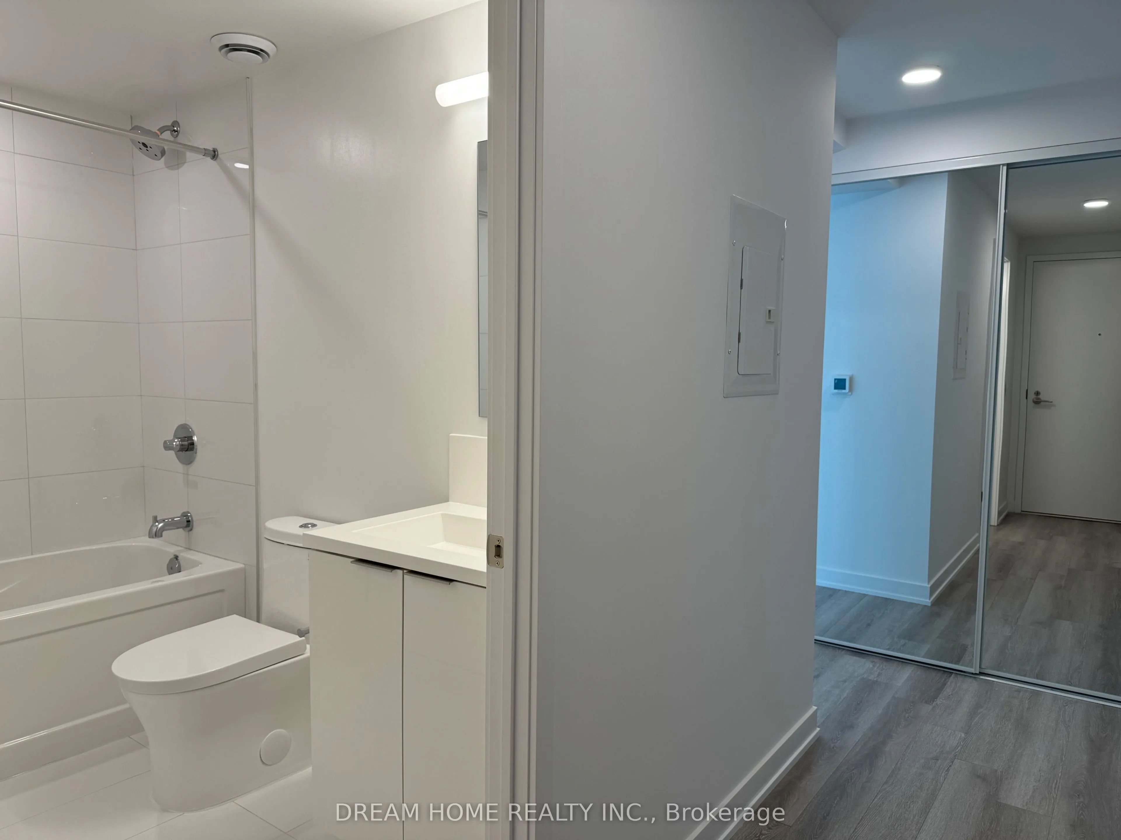 238 Simcoe Street, #1807