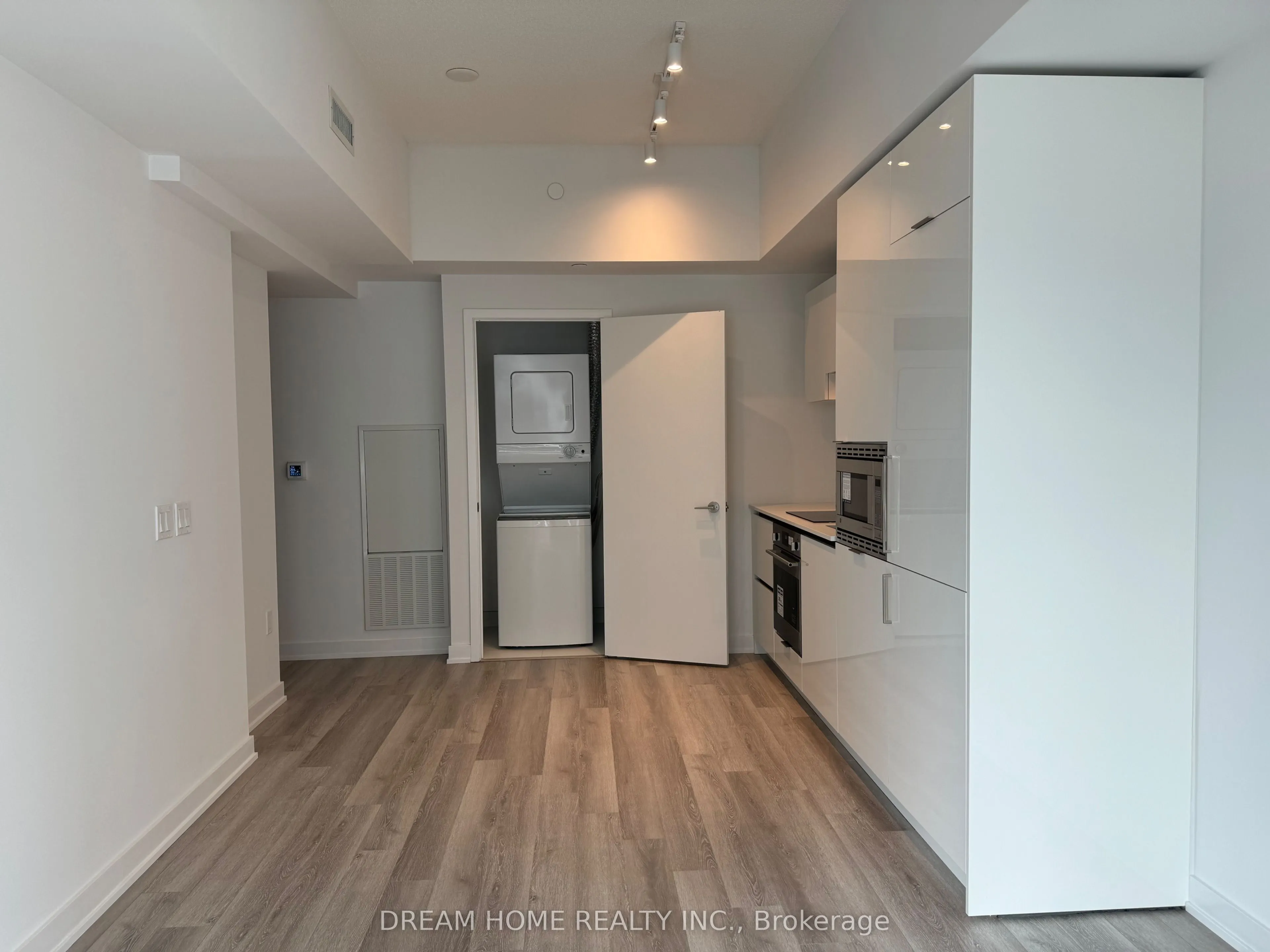 238 Simcoe Street, #1807