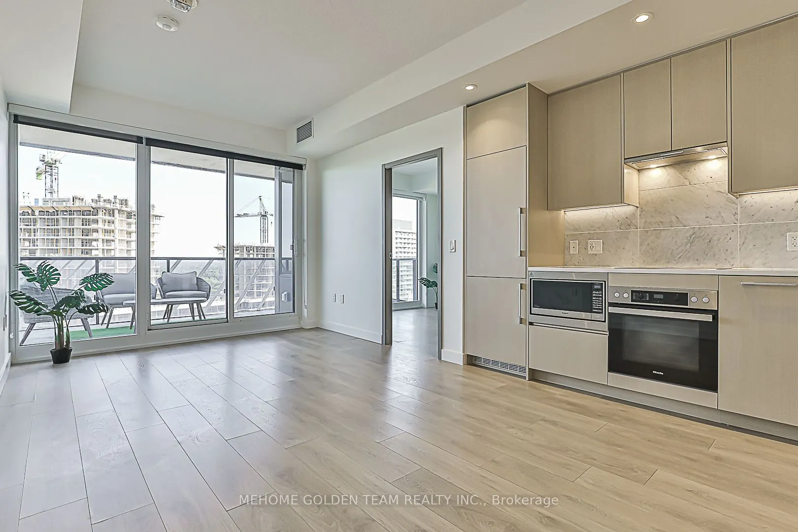 85 Mcmahon Drive, #1611