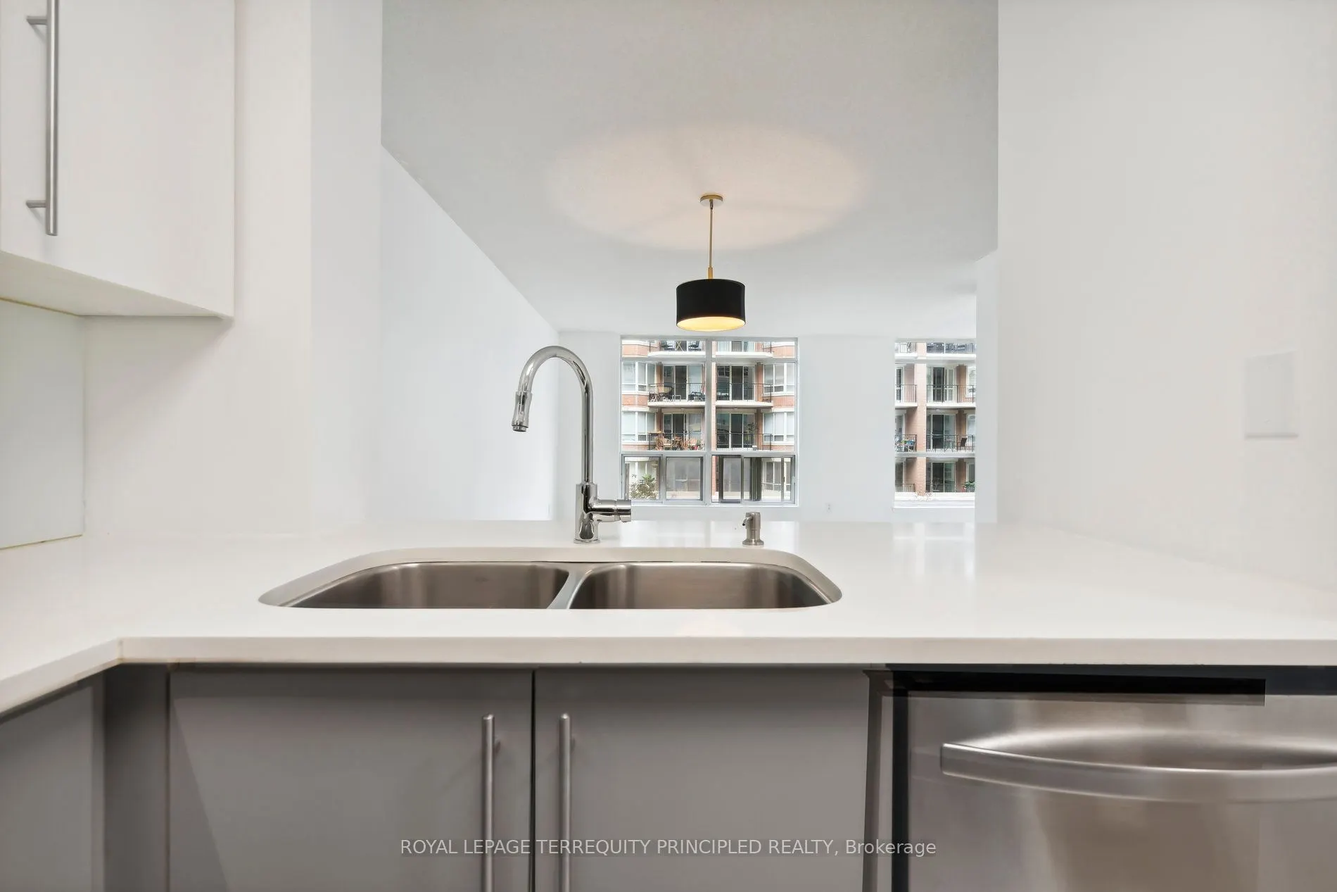 942 Yonge Street, #418