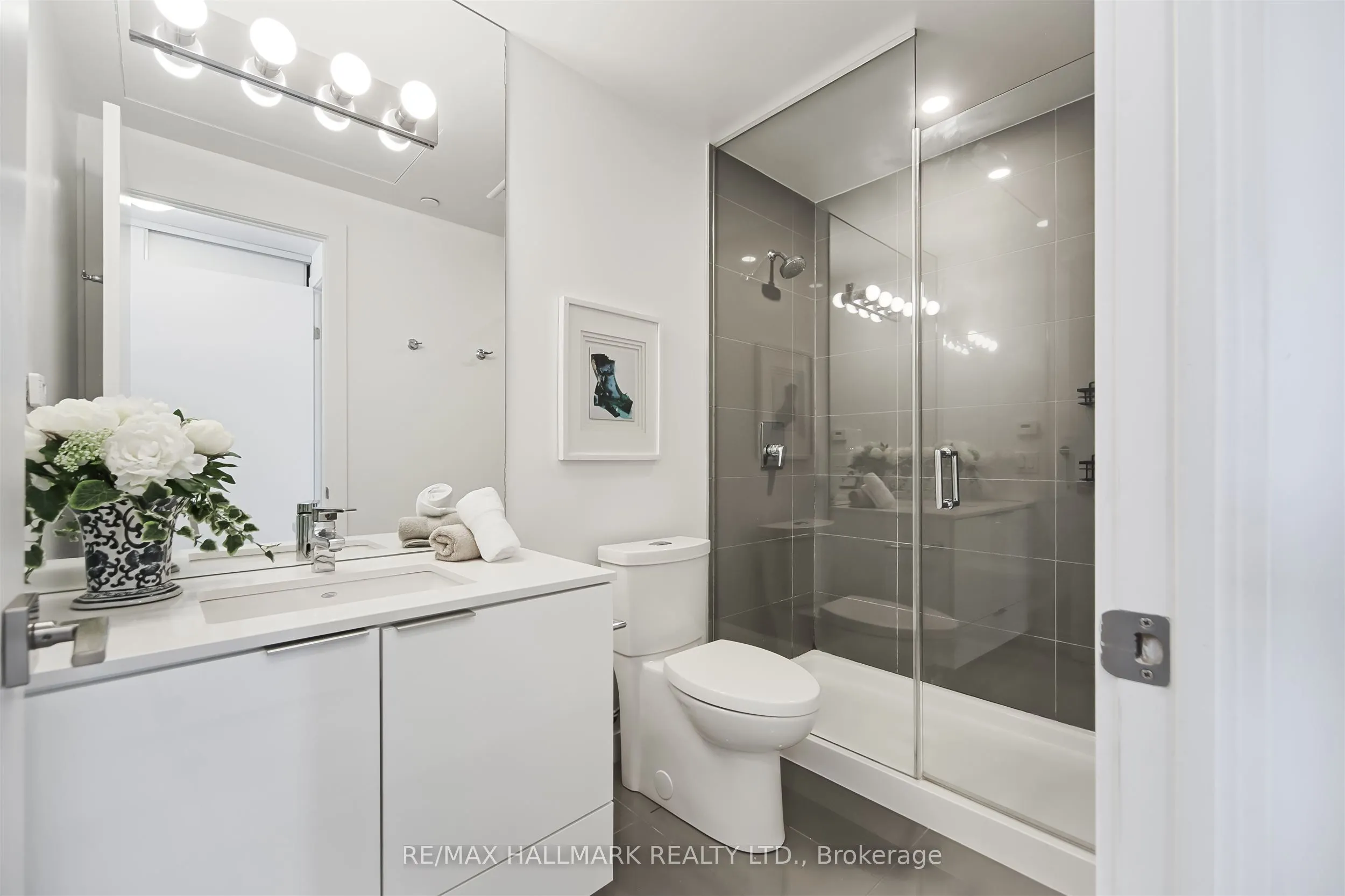 609 Avenue Road, #904