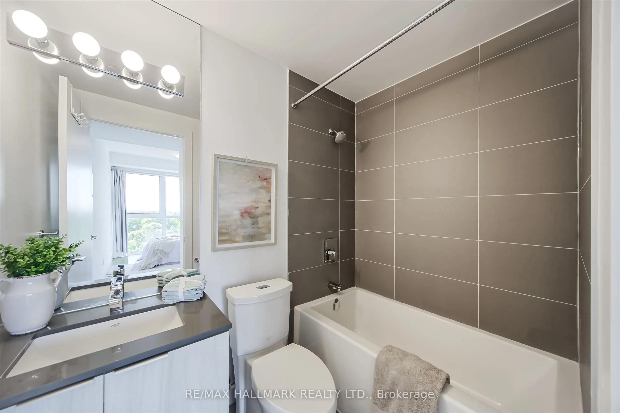 609 Avenue Road, #904