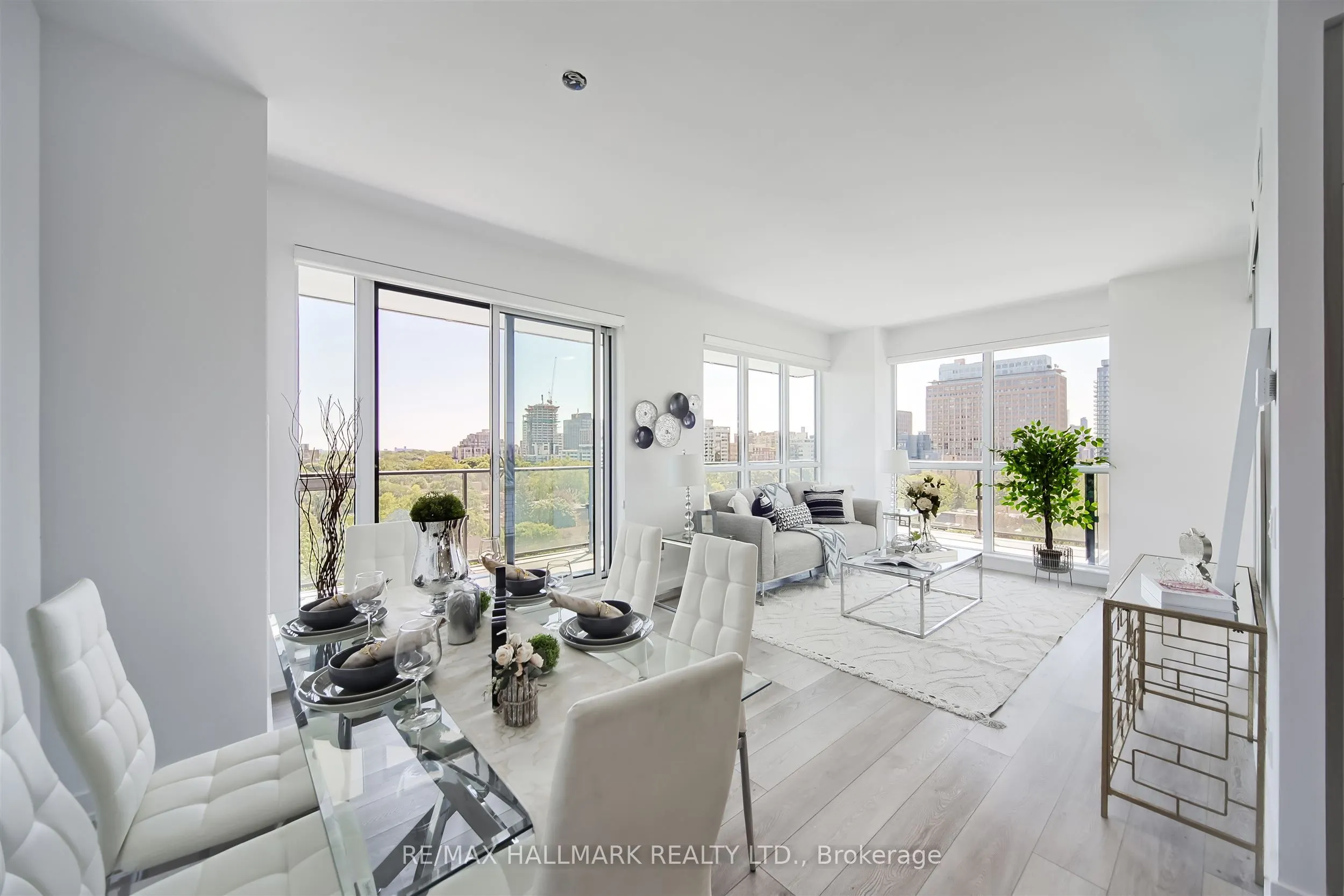 609 Avenue Road, #904