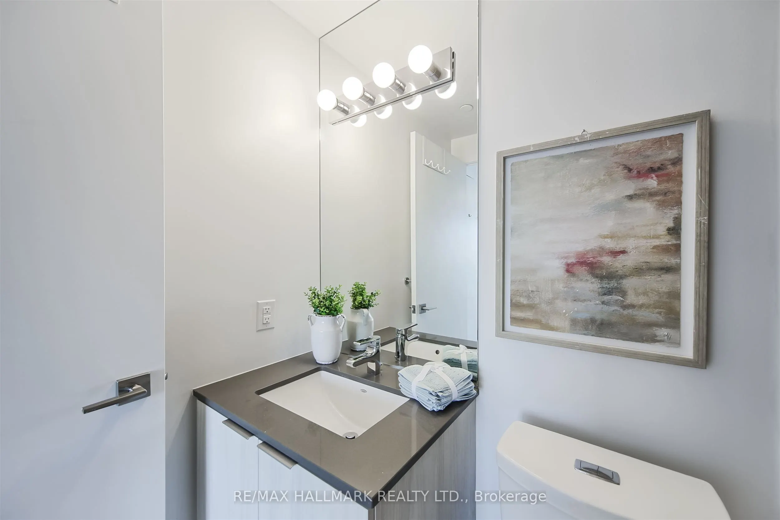 609 Avenue Road, #904