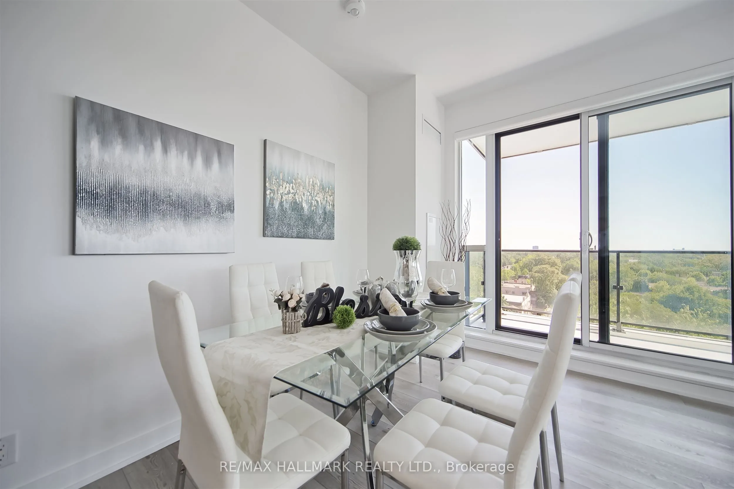 609 Avenue Road, #904