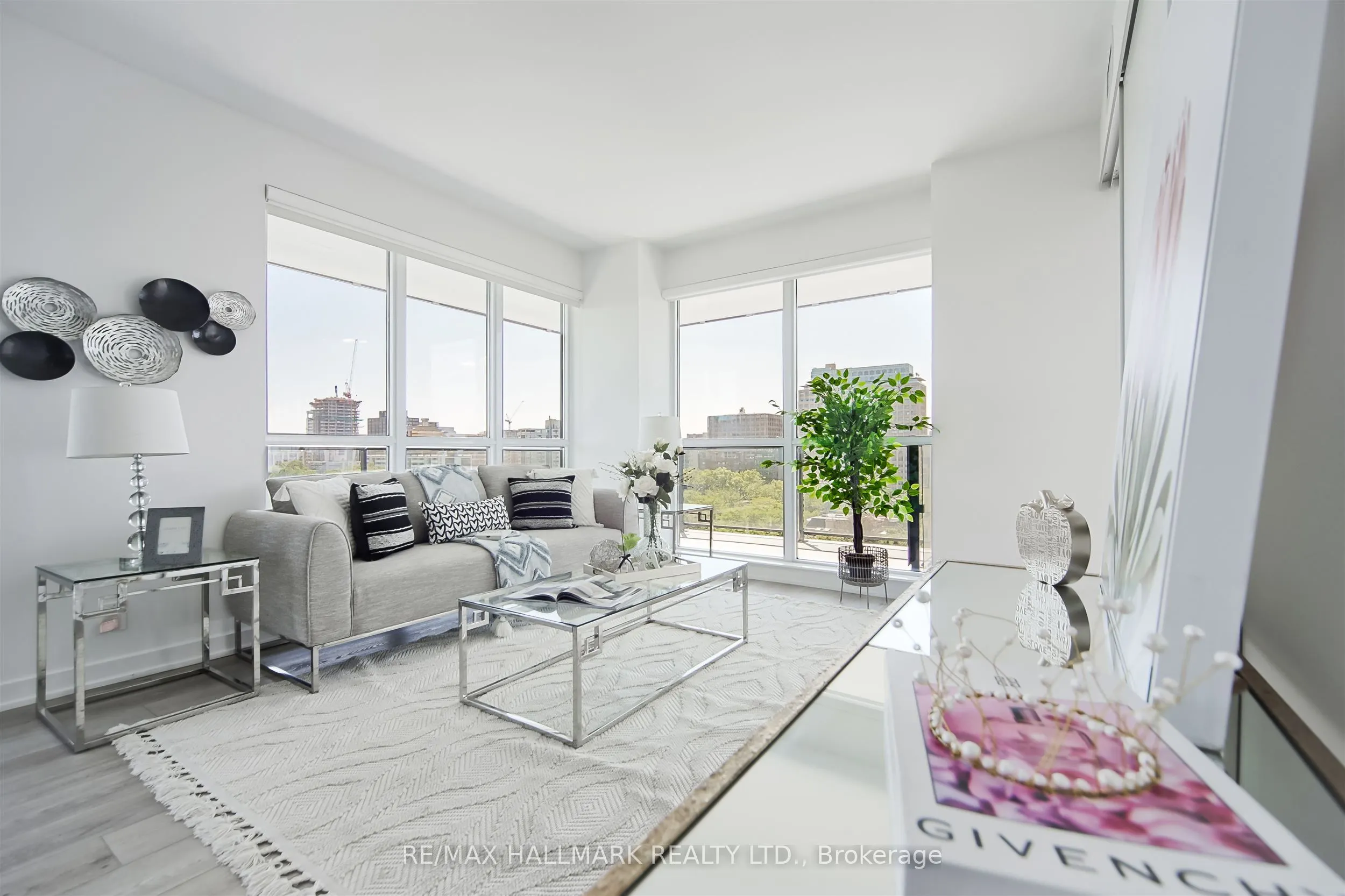 609 Avenue Road, #904