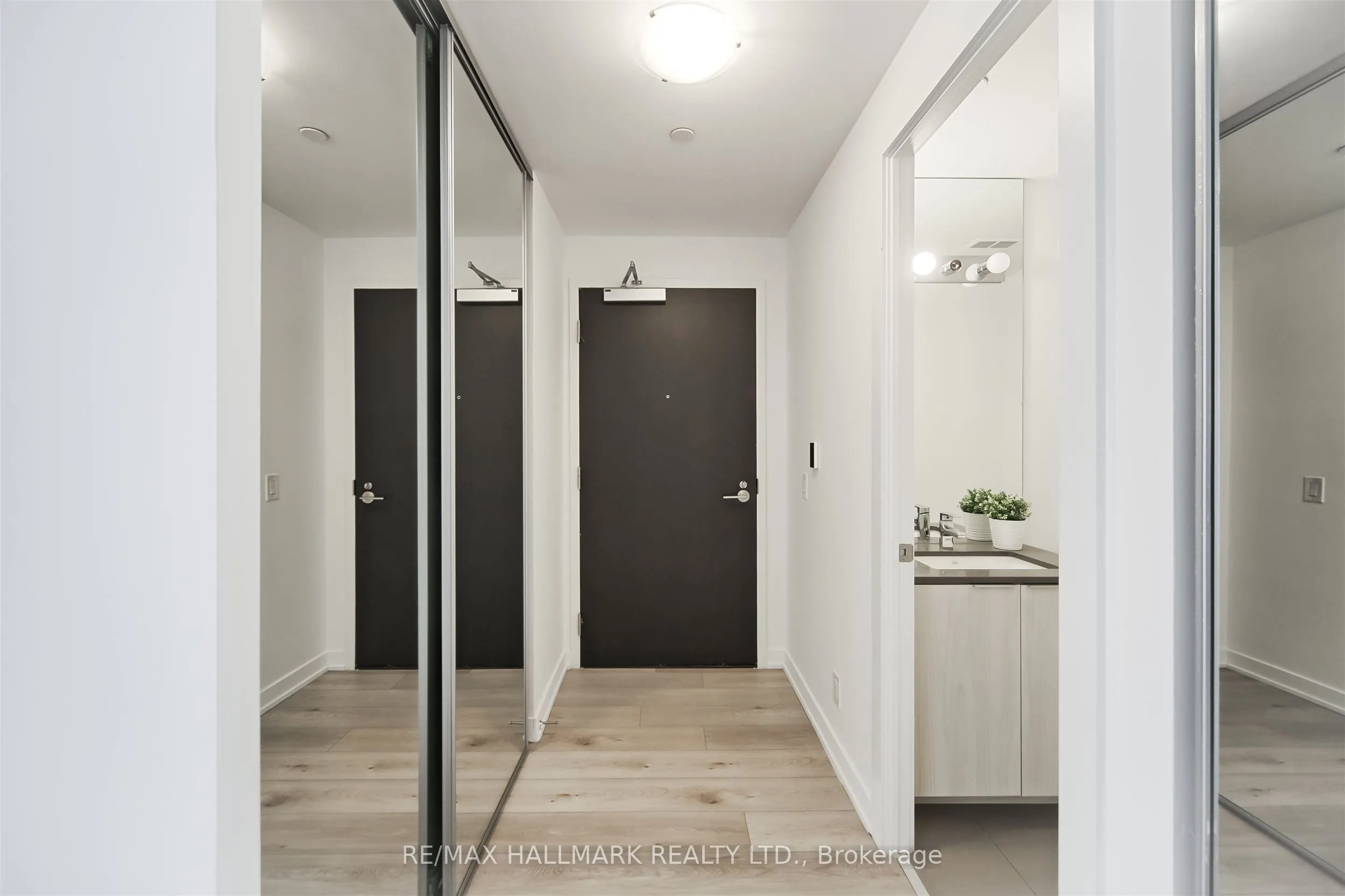 609 Avenue Road, #904