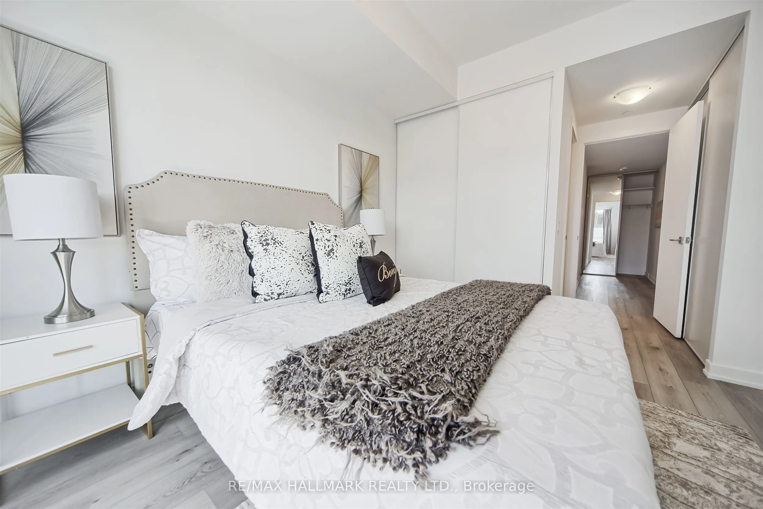 609 Avenue Road, #904