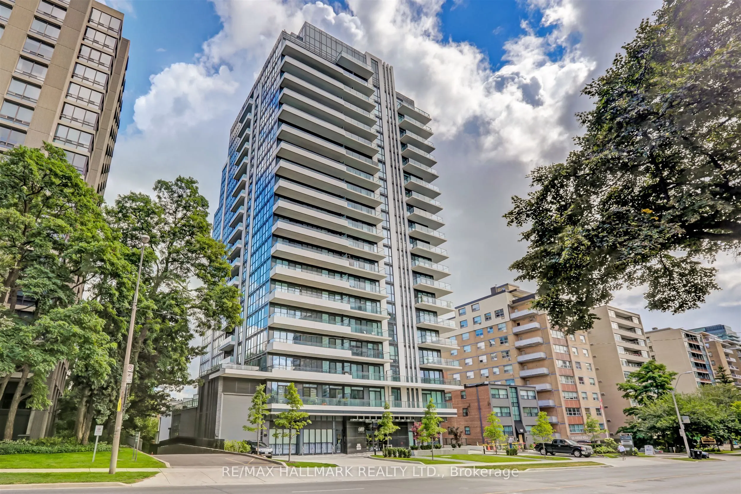 609 Avenue Road, #904