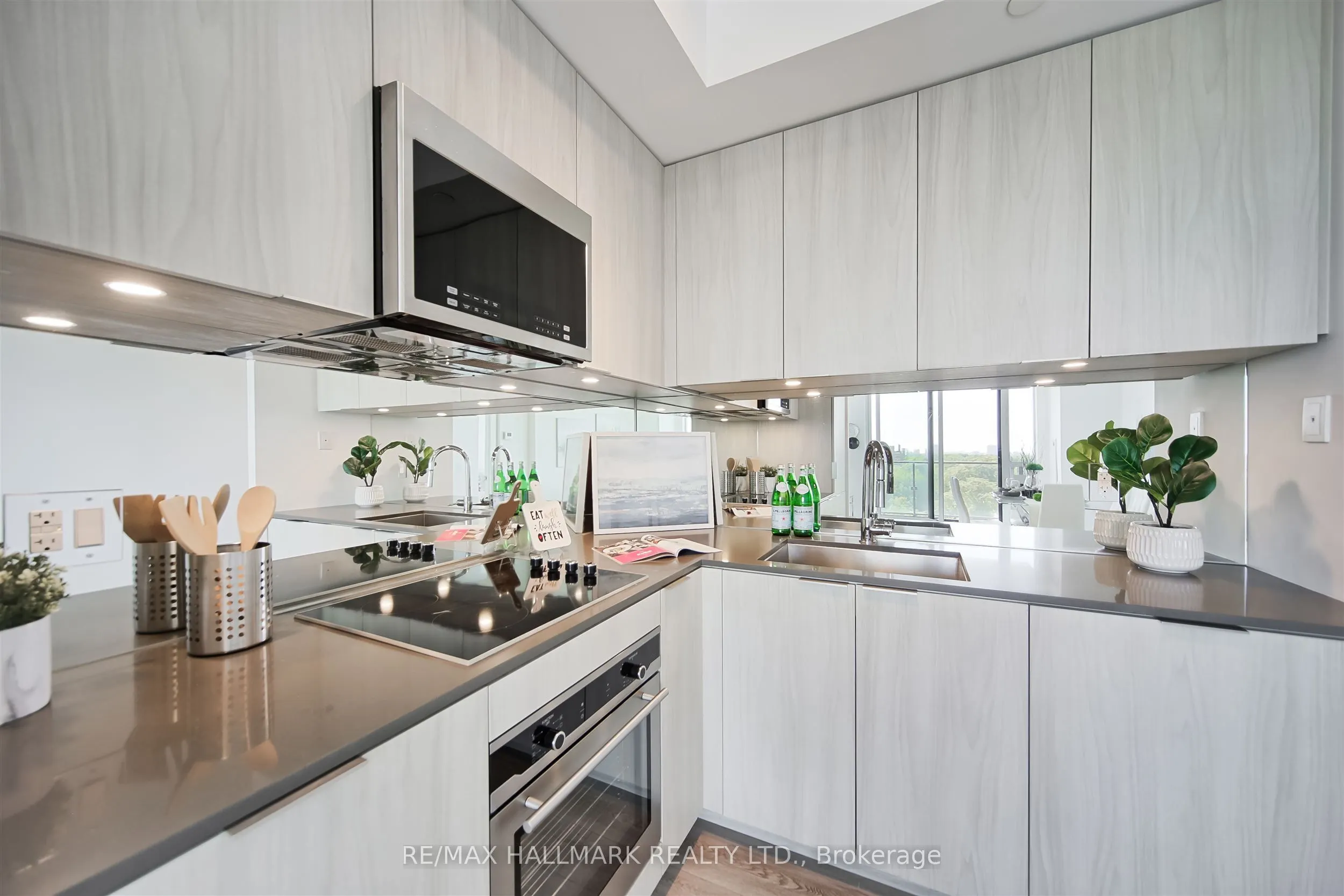609 Avenue Road, #904