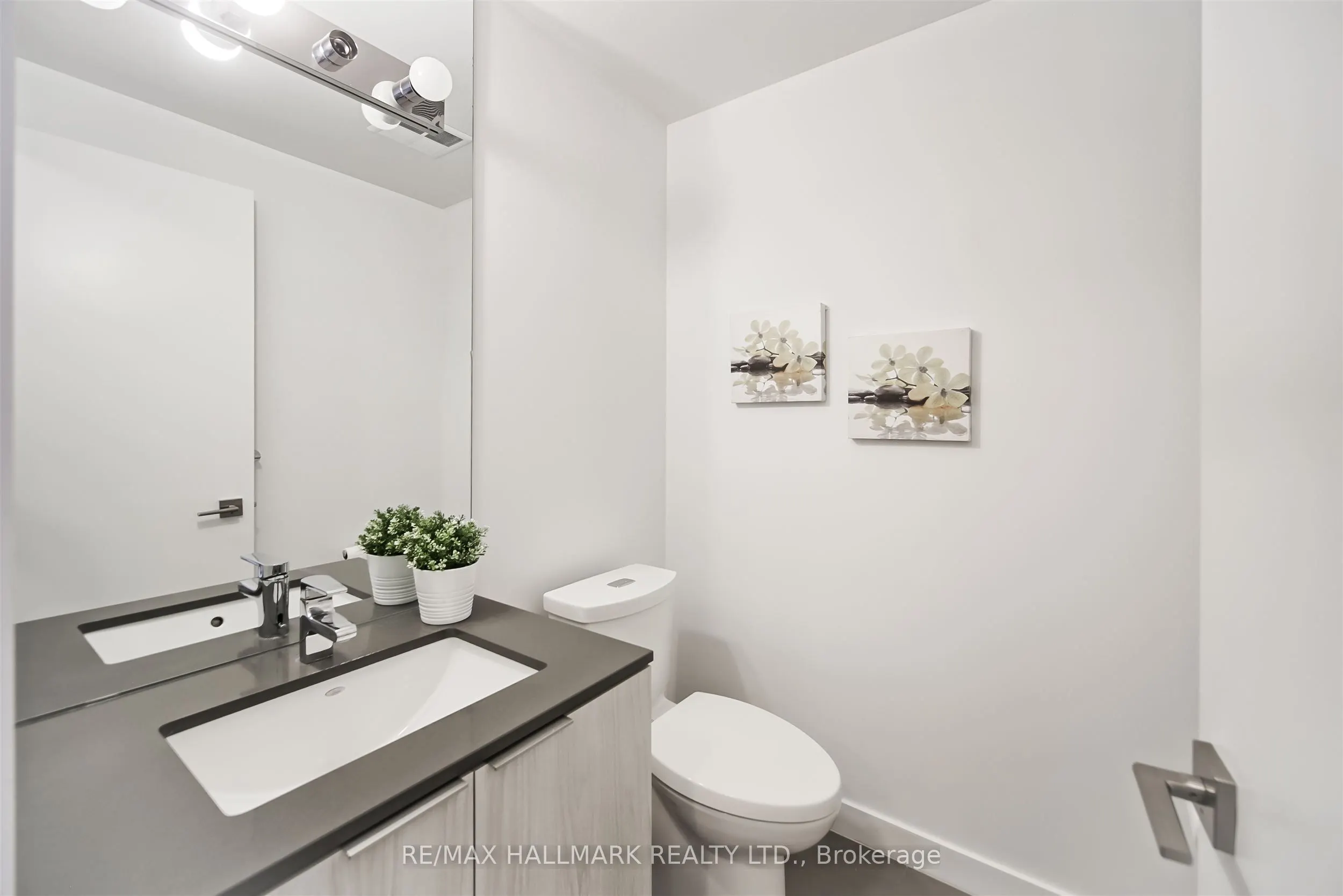 609 Avenue Road, #904