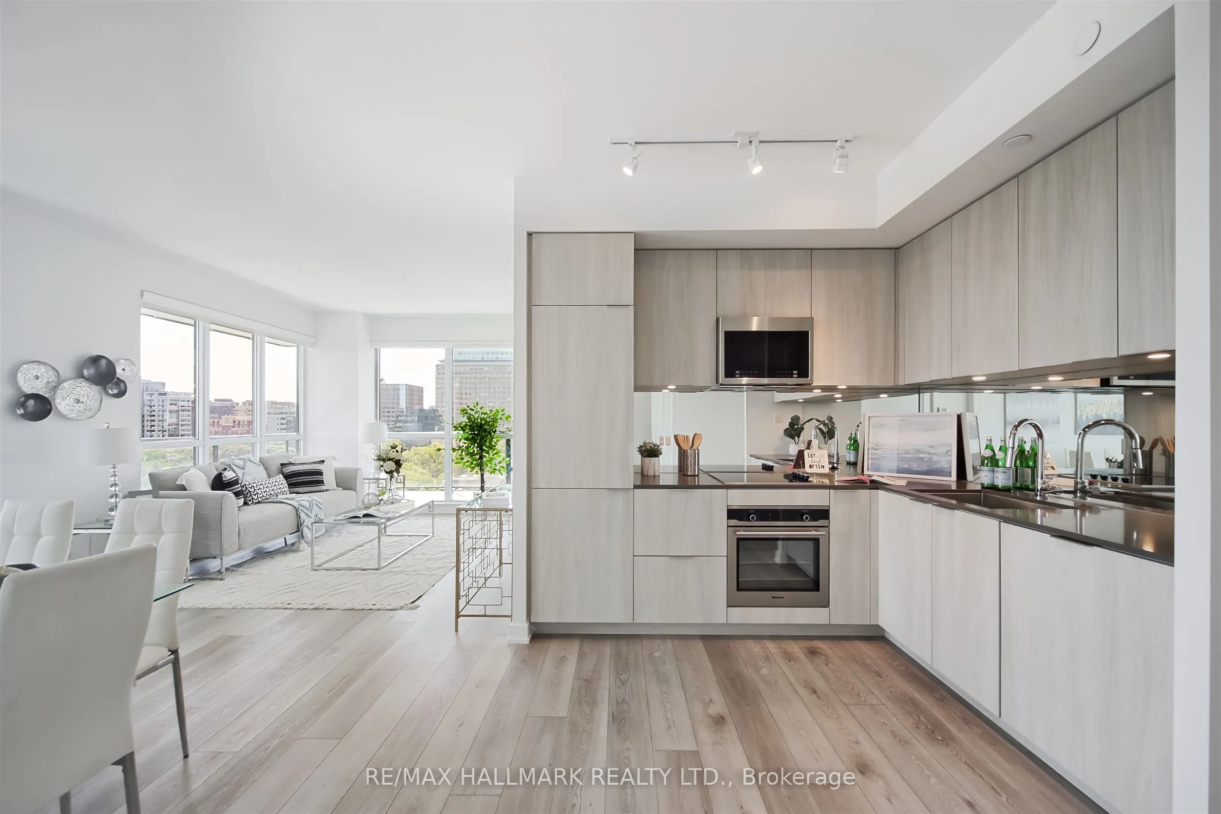 609 Avenue Road, #904