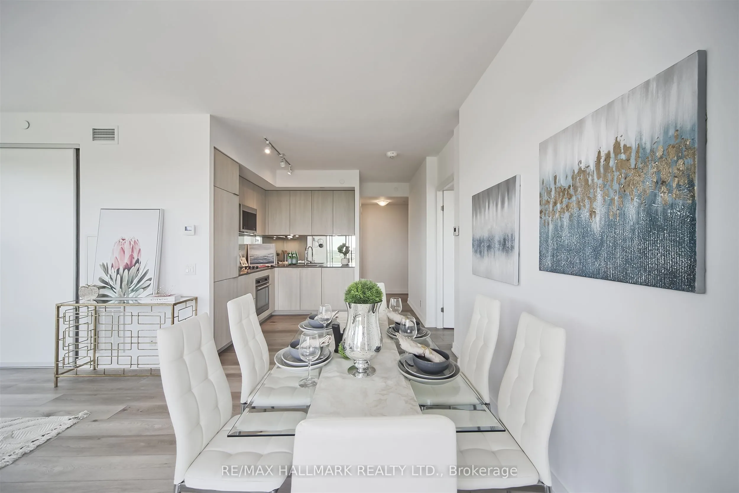 609 Avenue Road, #904