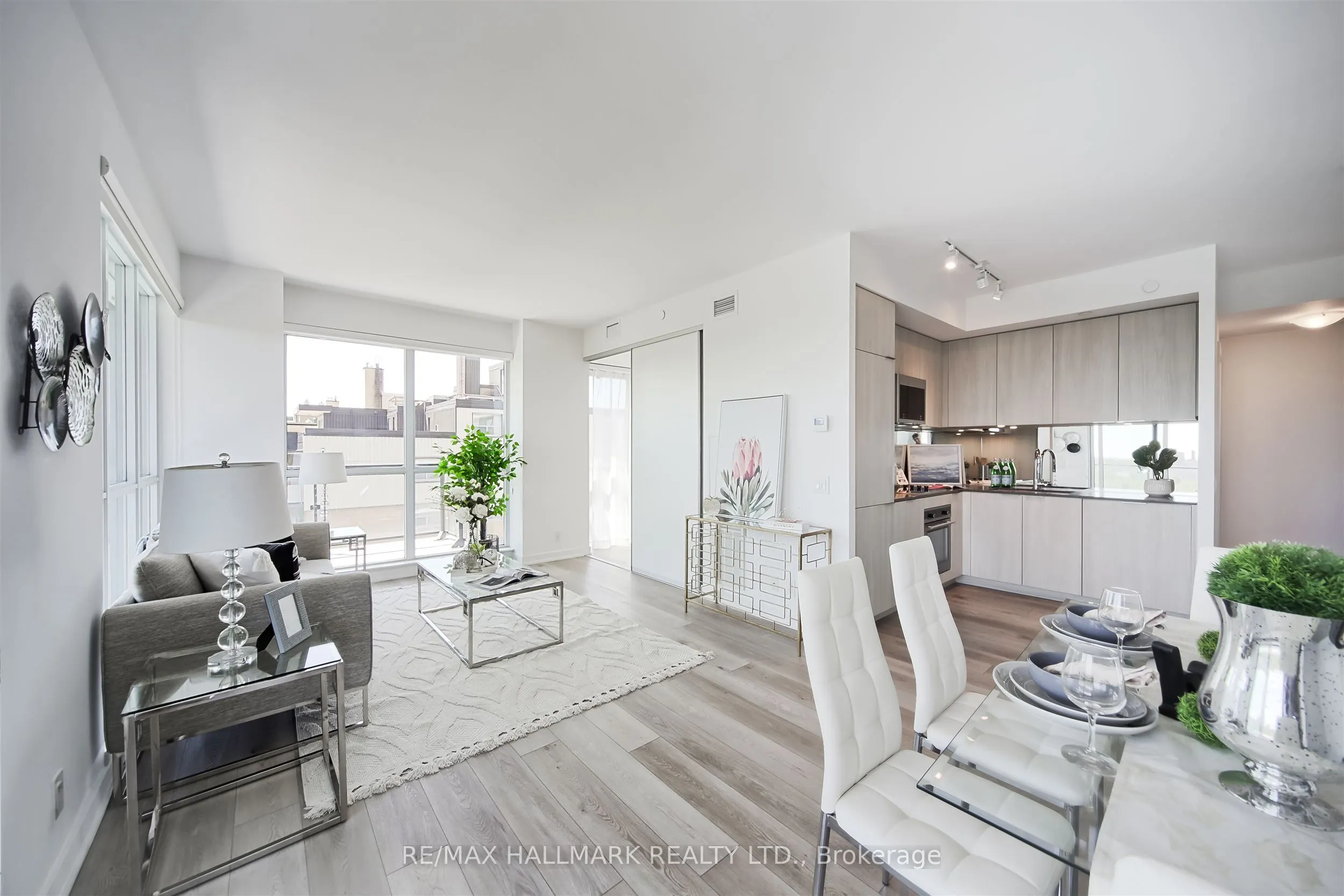 609 Avenue Road, #904