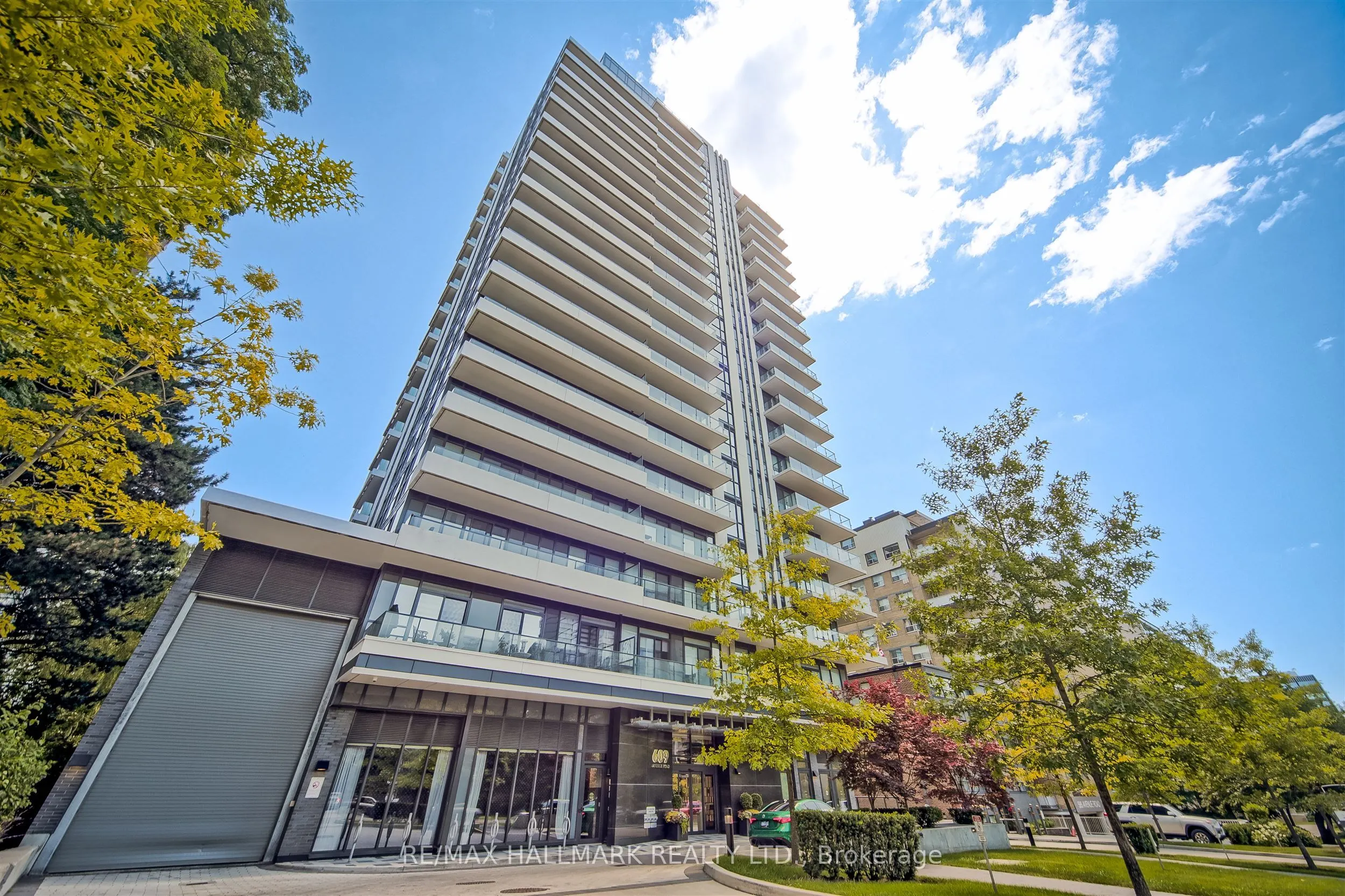 609 Avenue Road, #904