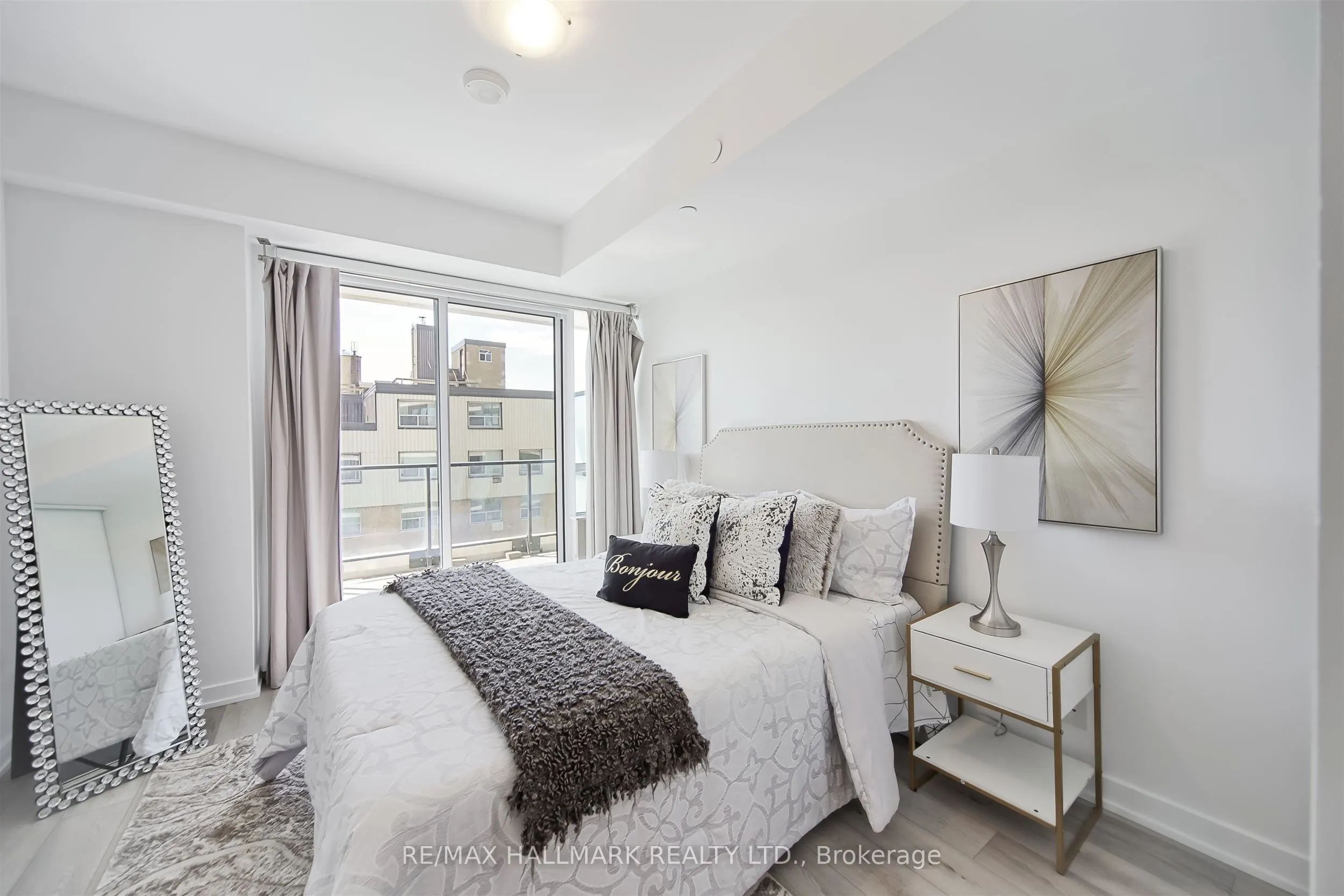 609 Avenue Road, #904