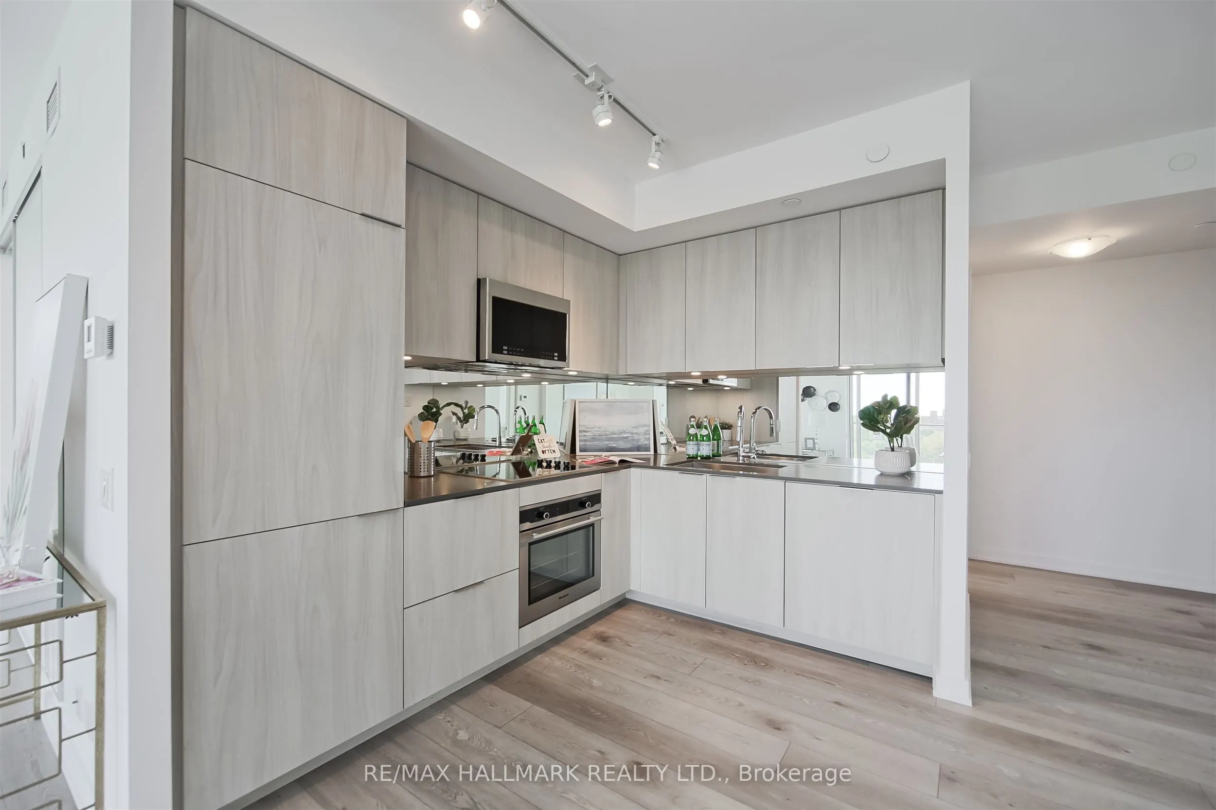 609 Avenue Road, #904