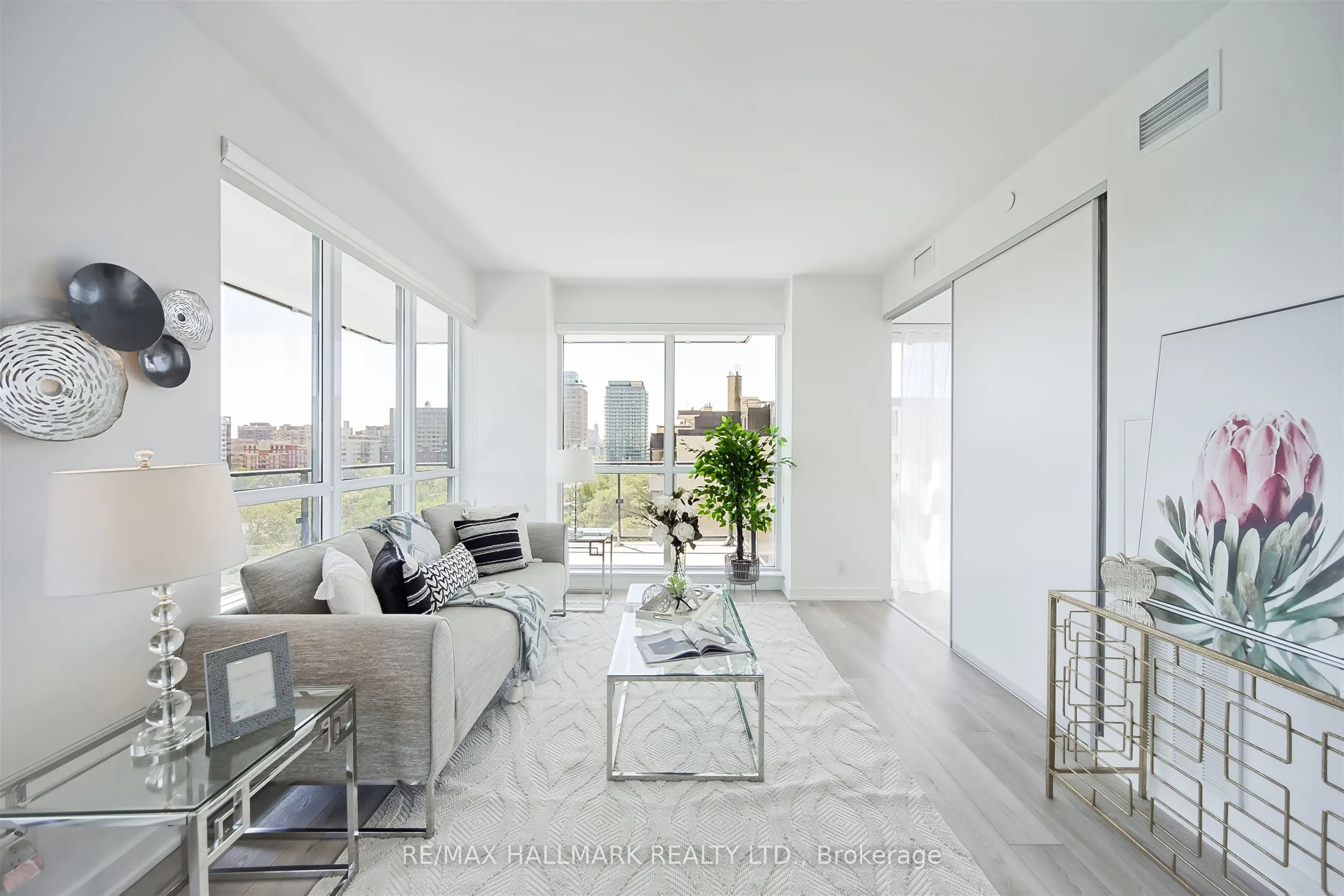 609 Avenue Road, #904