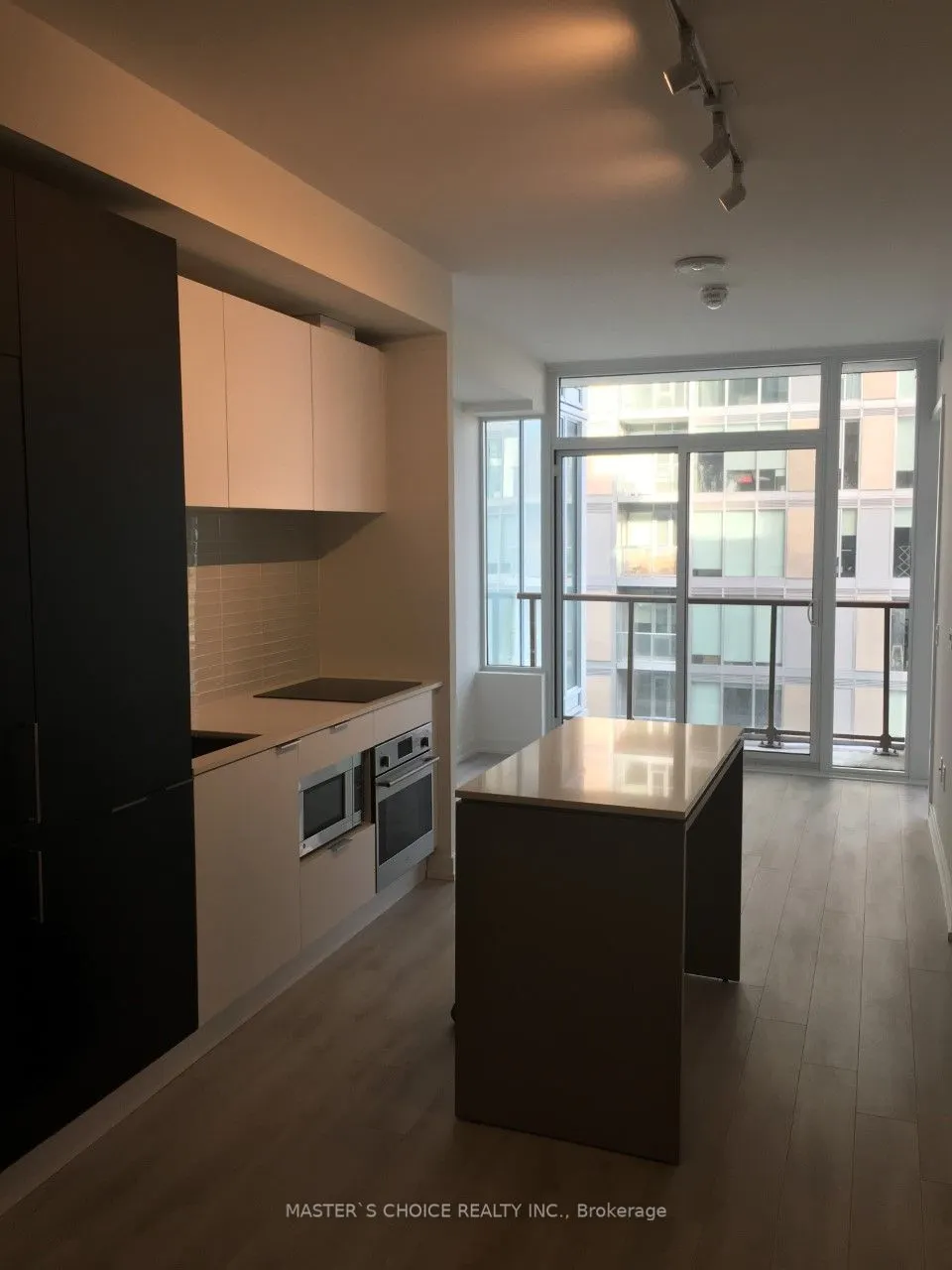 33 Helendale Avenue, #804