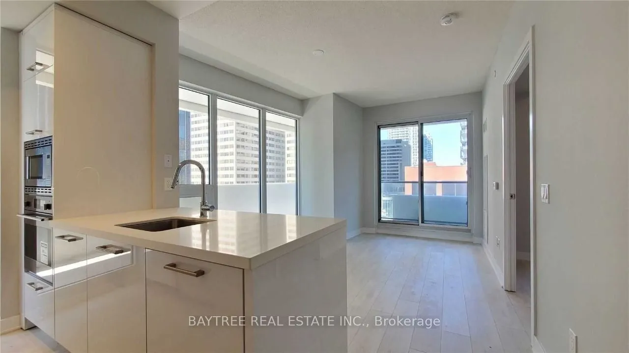2221 Yonge Street, #809