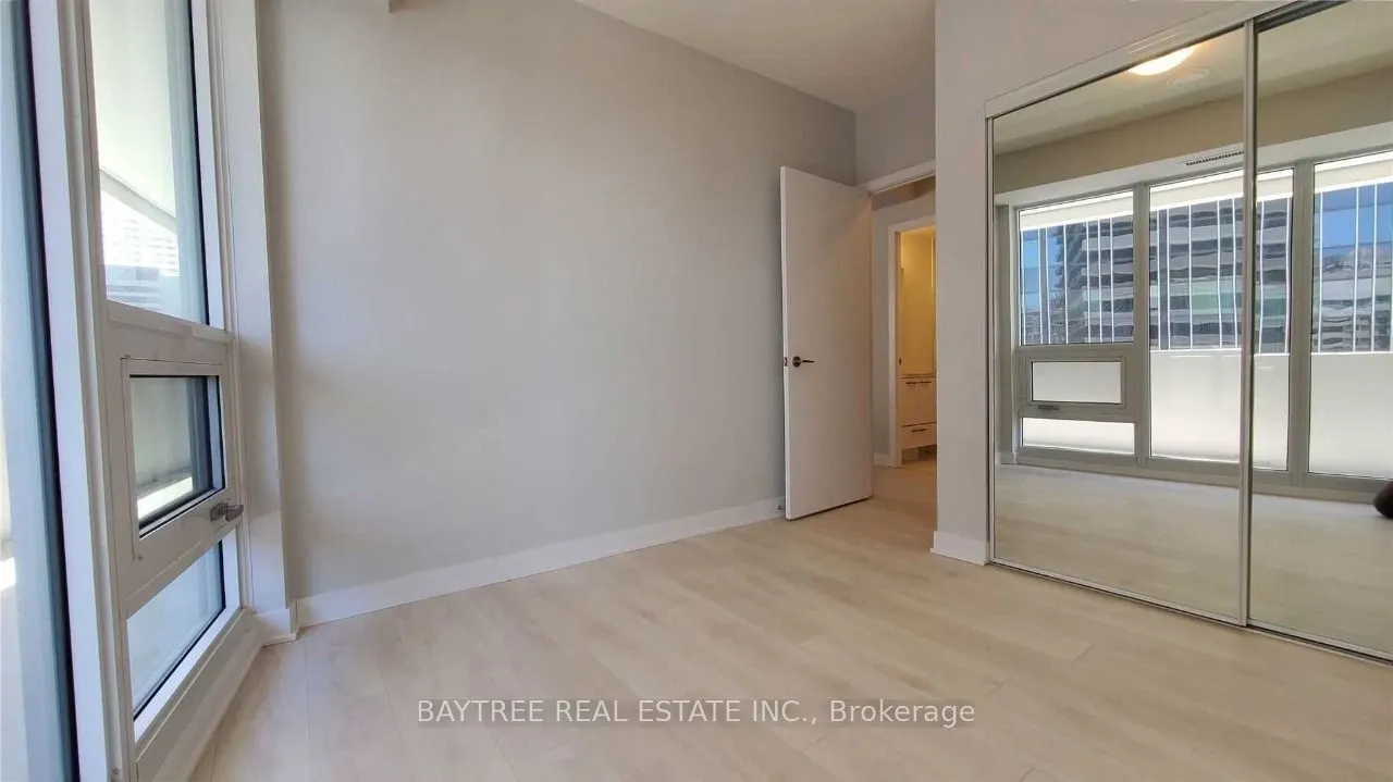 2221 Yonge Street, #809