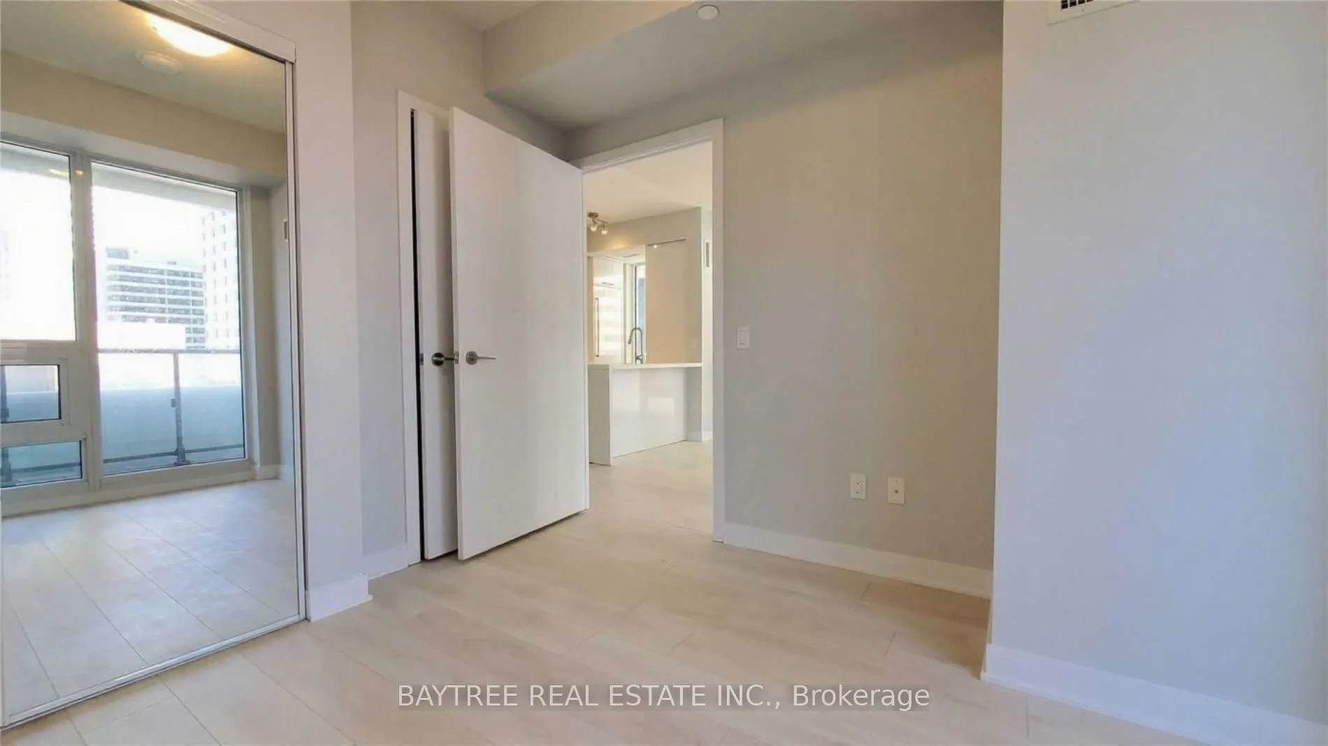 2221 Yonge Street, #809