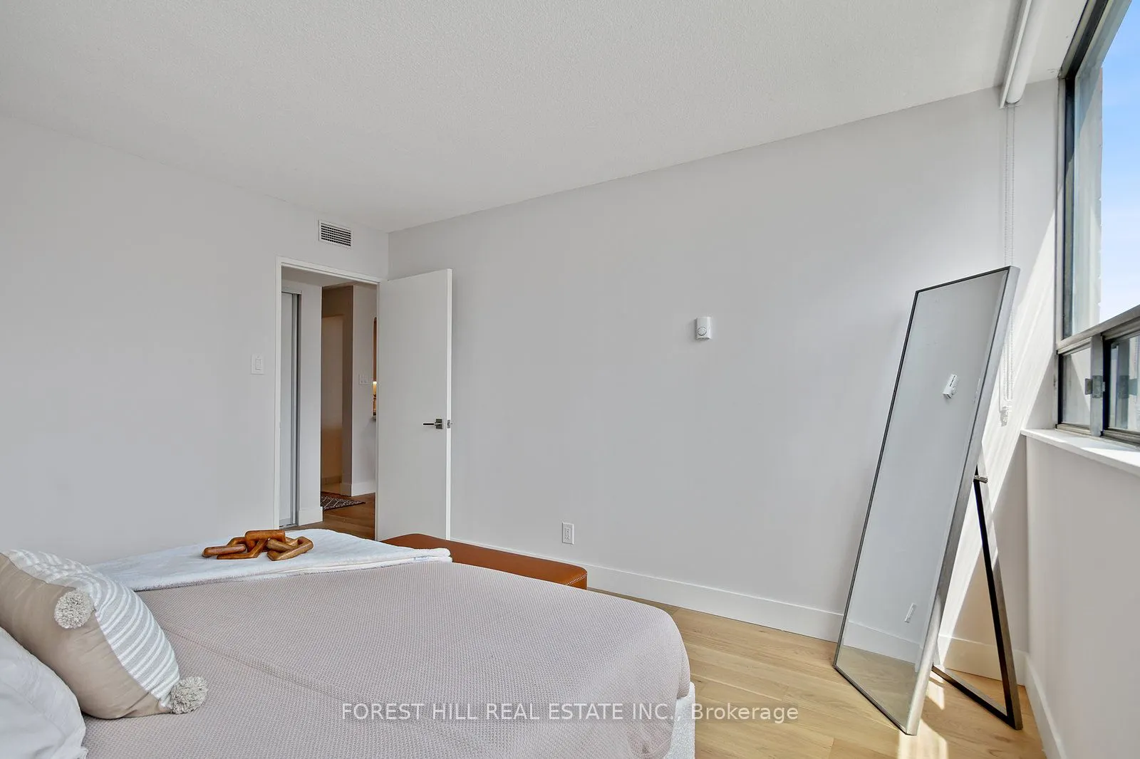 914 Yonge Street, #1604