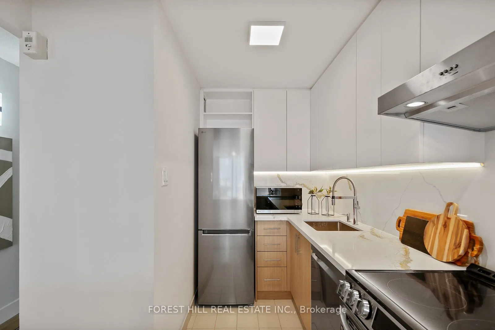 914 Yonge Street, #1604