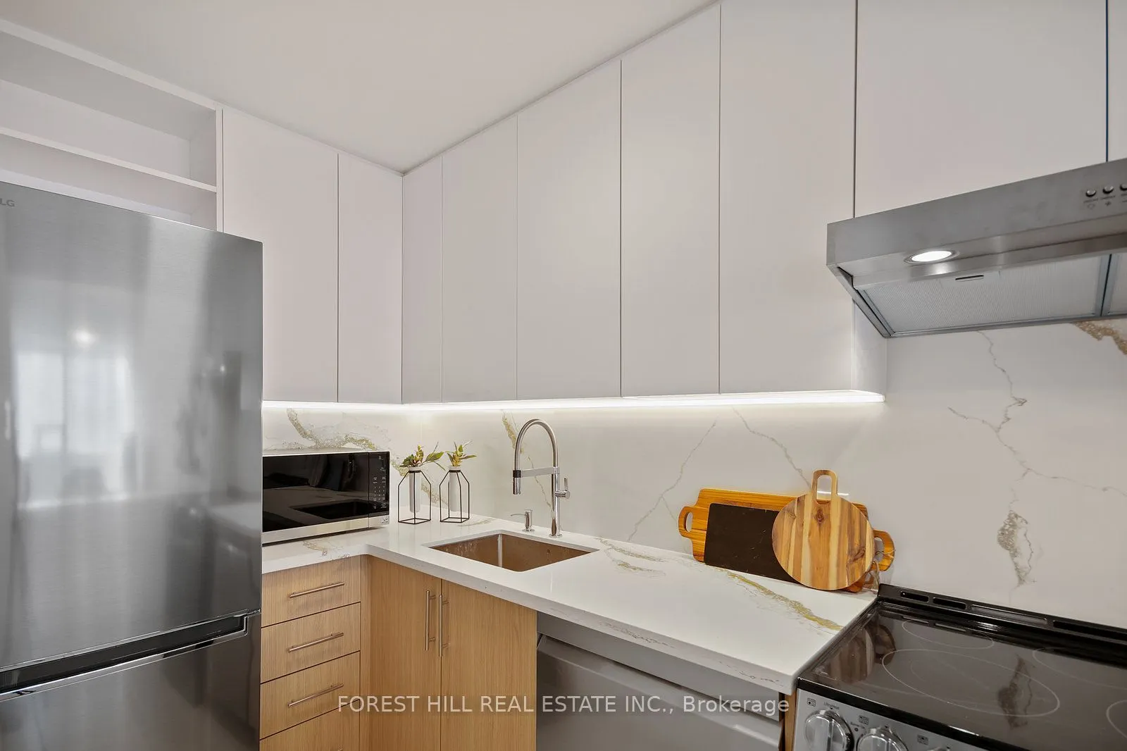 914 Yonge Street, #1604