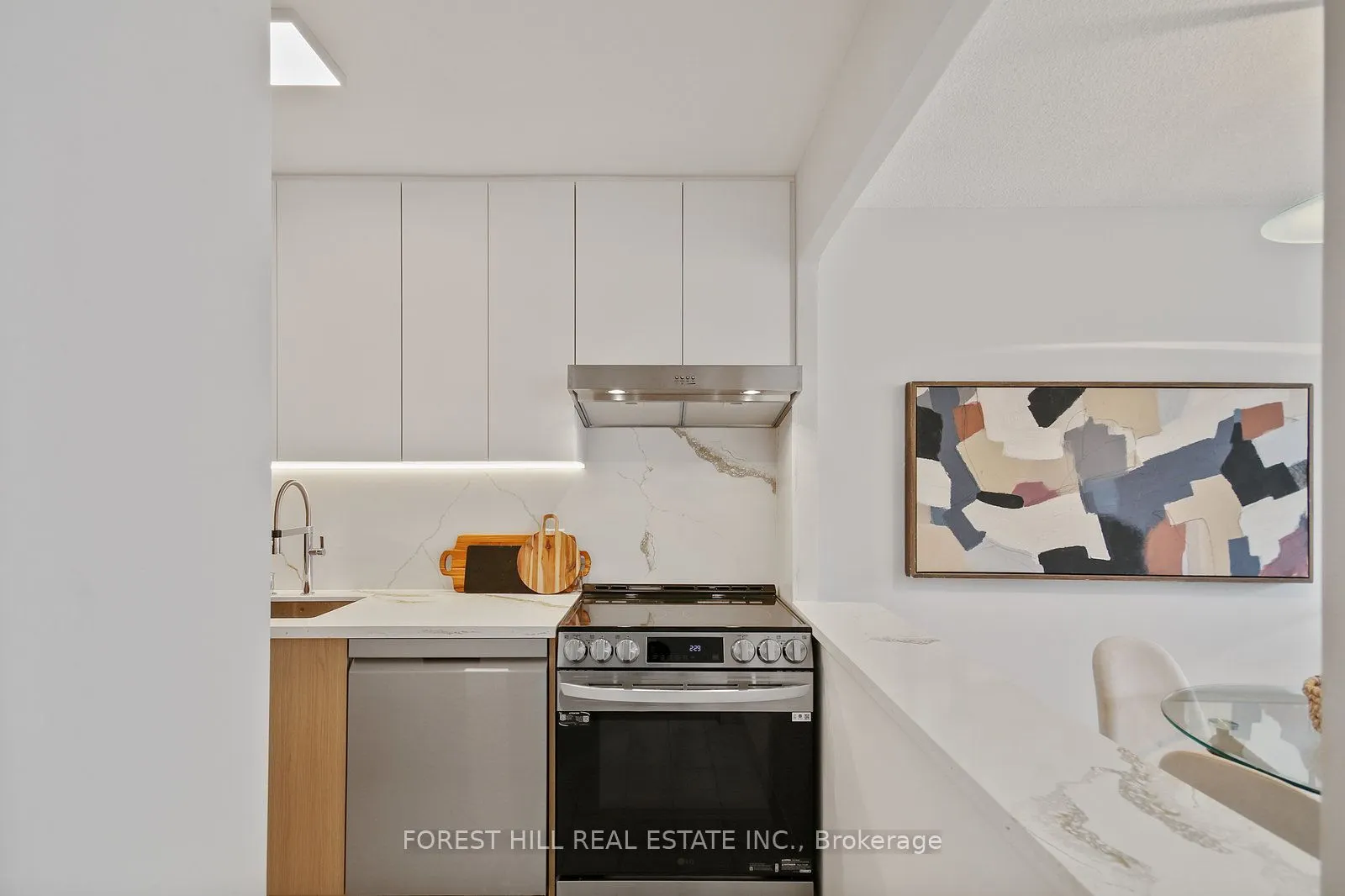 914 Yonge Street, #1604