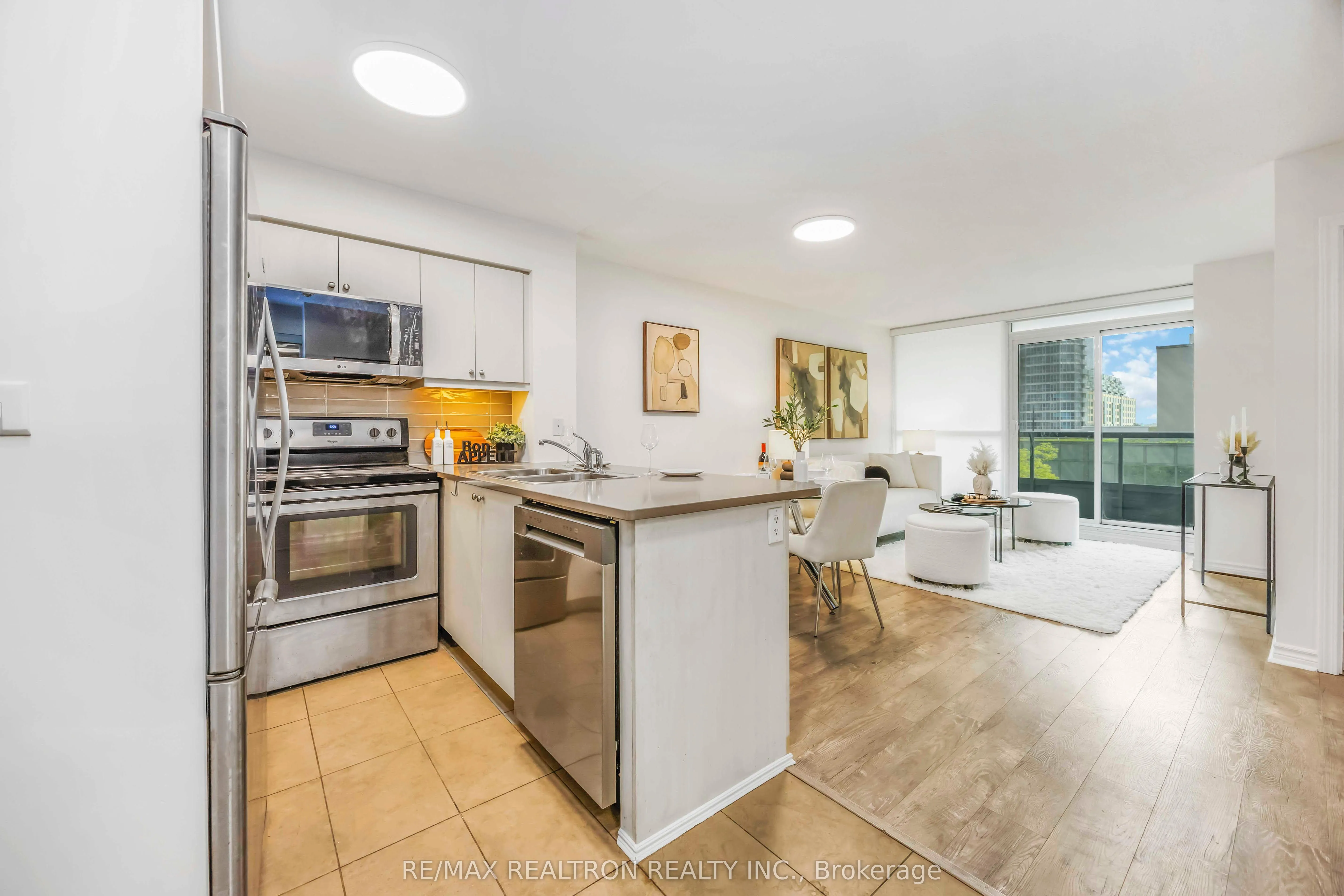 25 Lower Simcoe Street, #525