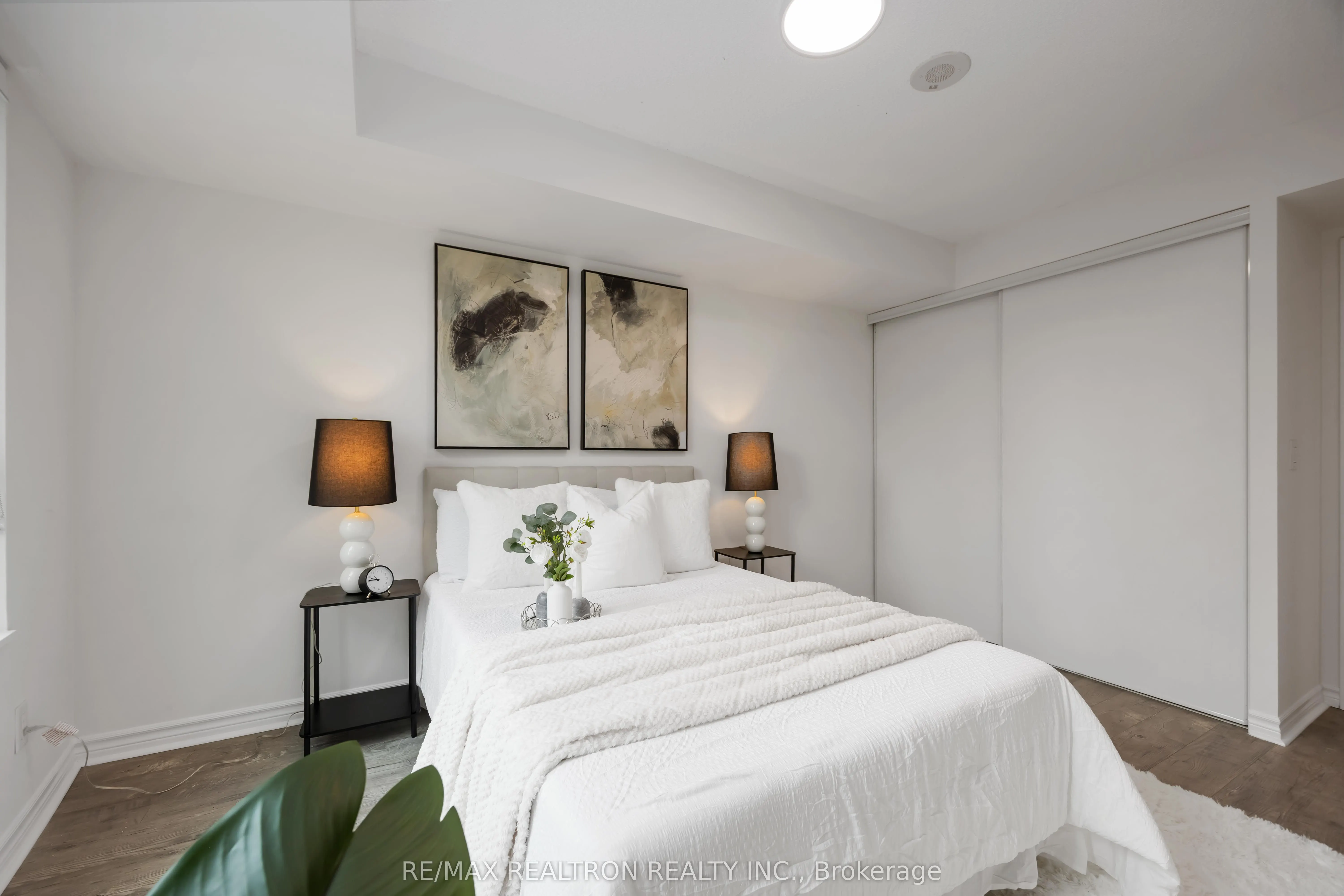 25 Lower Simcoe Street, #525