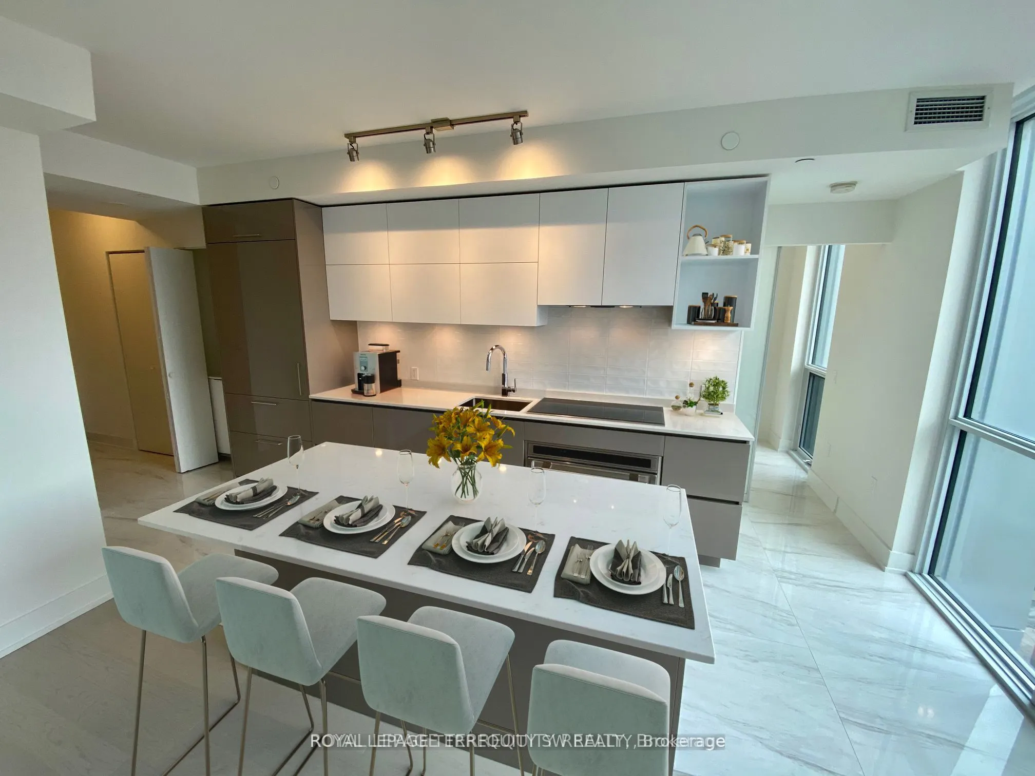 1 Yorkville Avenue, #809