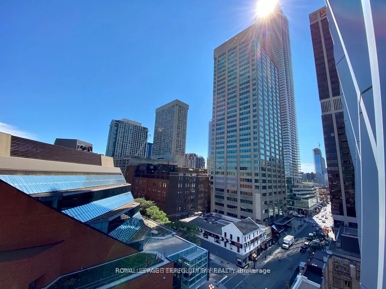 1 Yorkville Avenue, #809