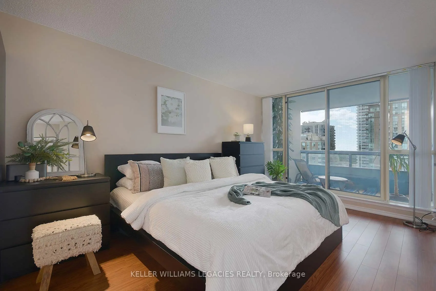 7 Bishop Avenue, #1601