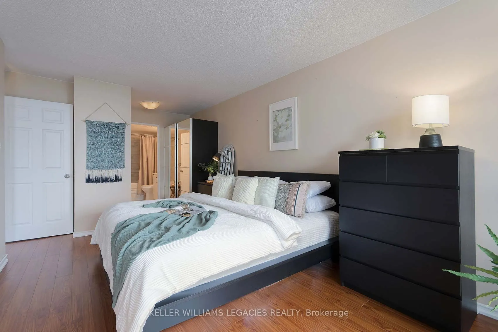 7 Bishop Avenue, #1601