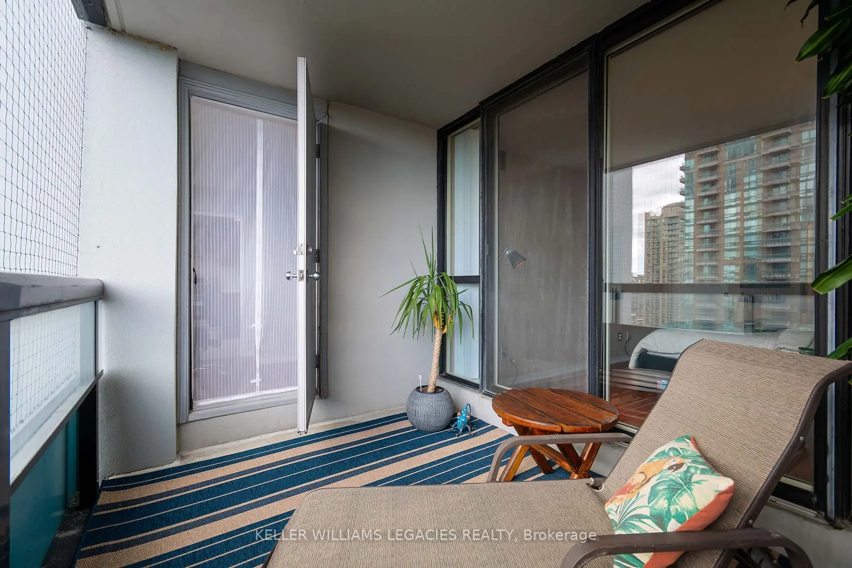 7 Bishop Avenue, #1601