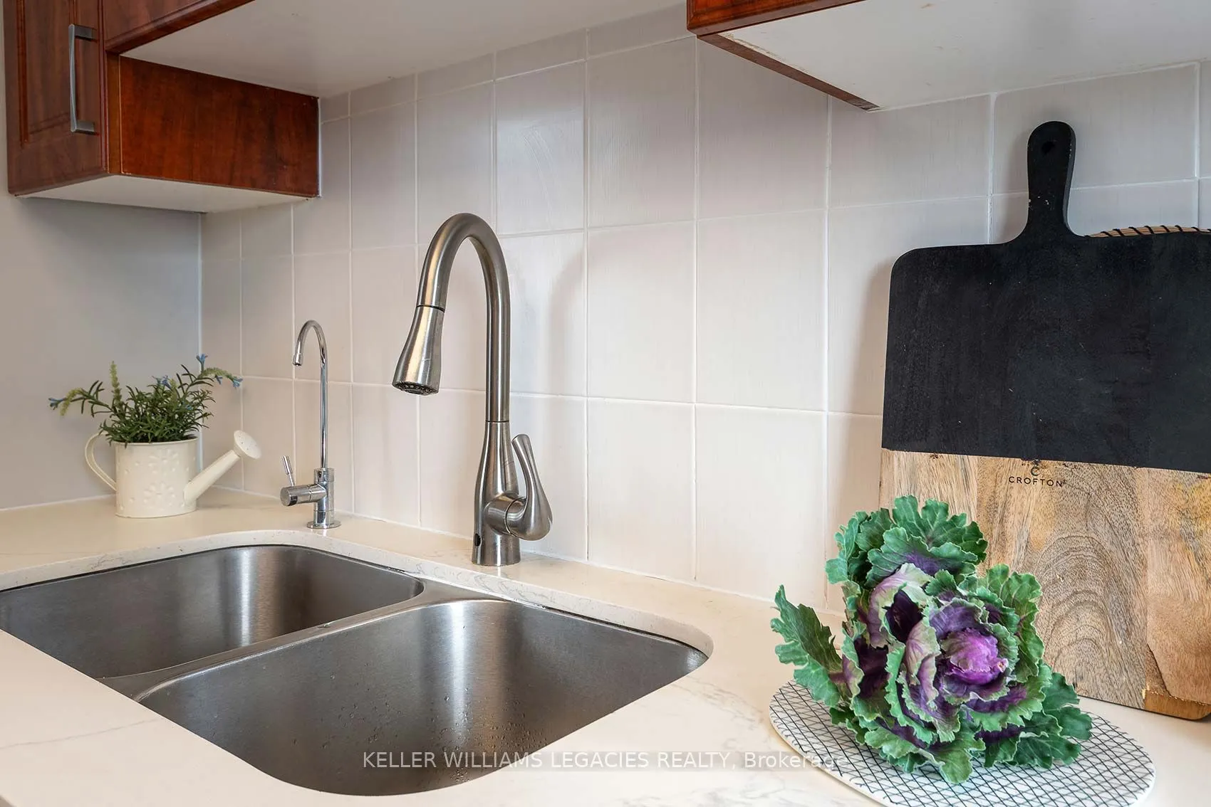 7 Bishop Avenue, #1601