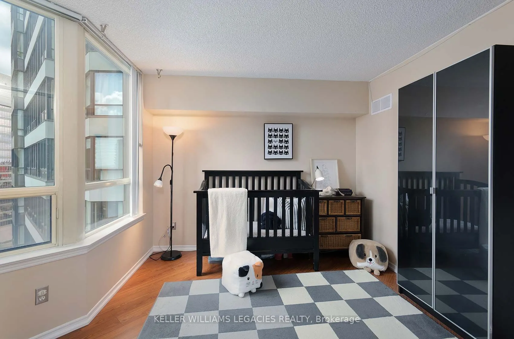 7 Bishop Avenue, #1601